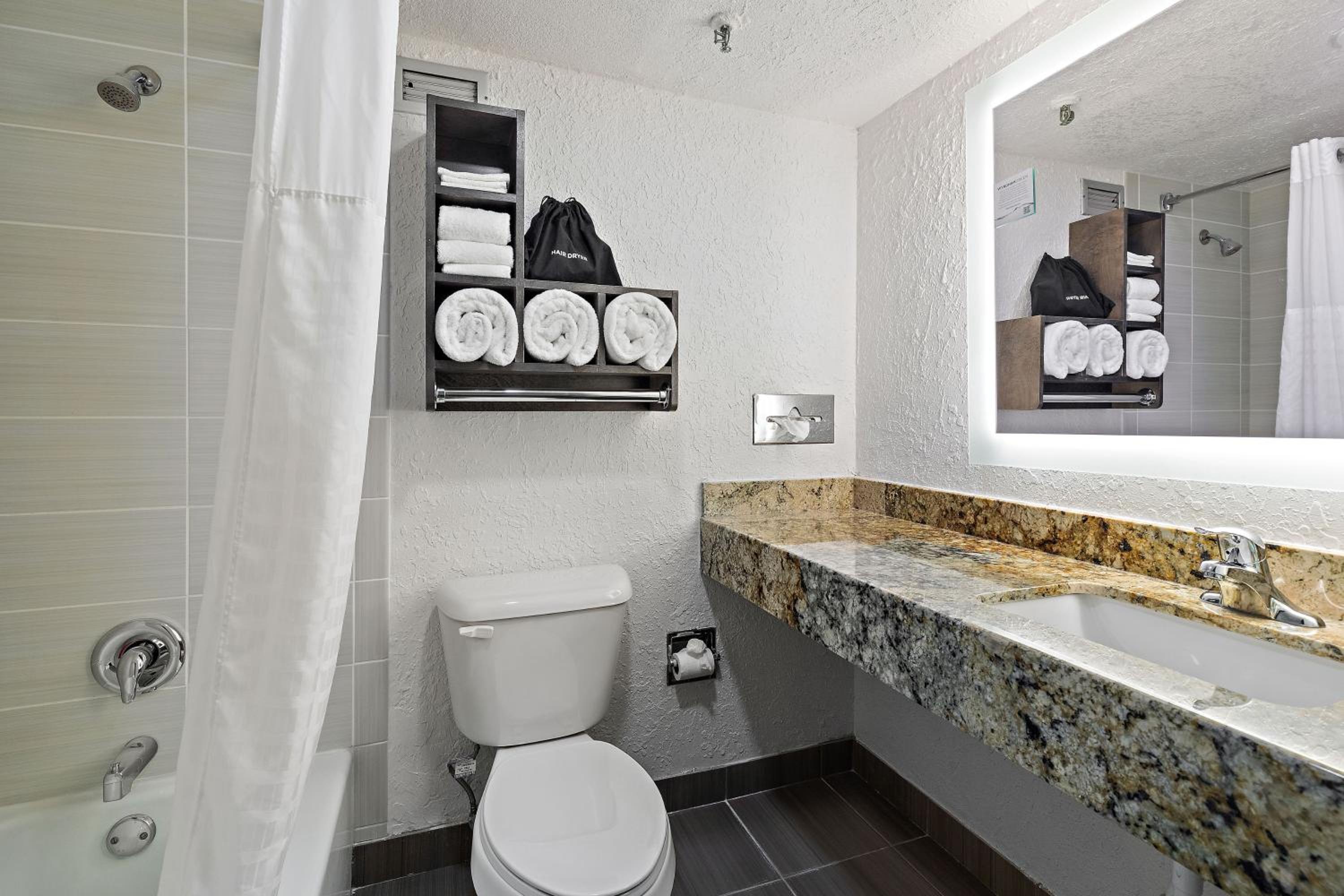 Deluxe King Room - Non-Smoking - Photo 7