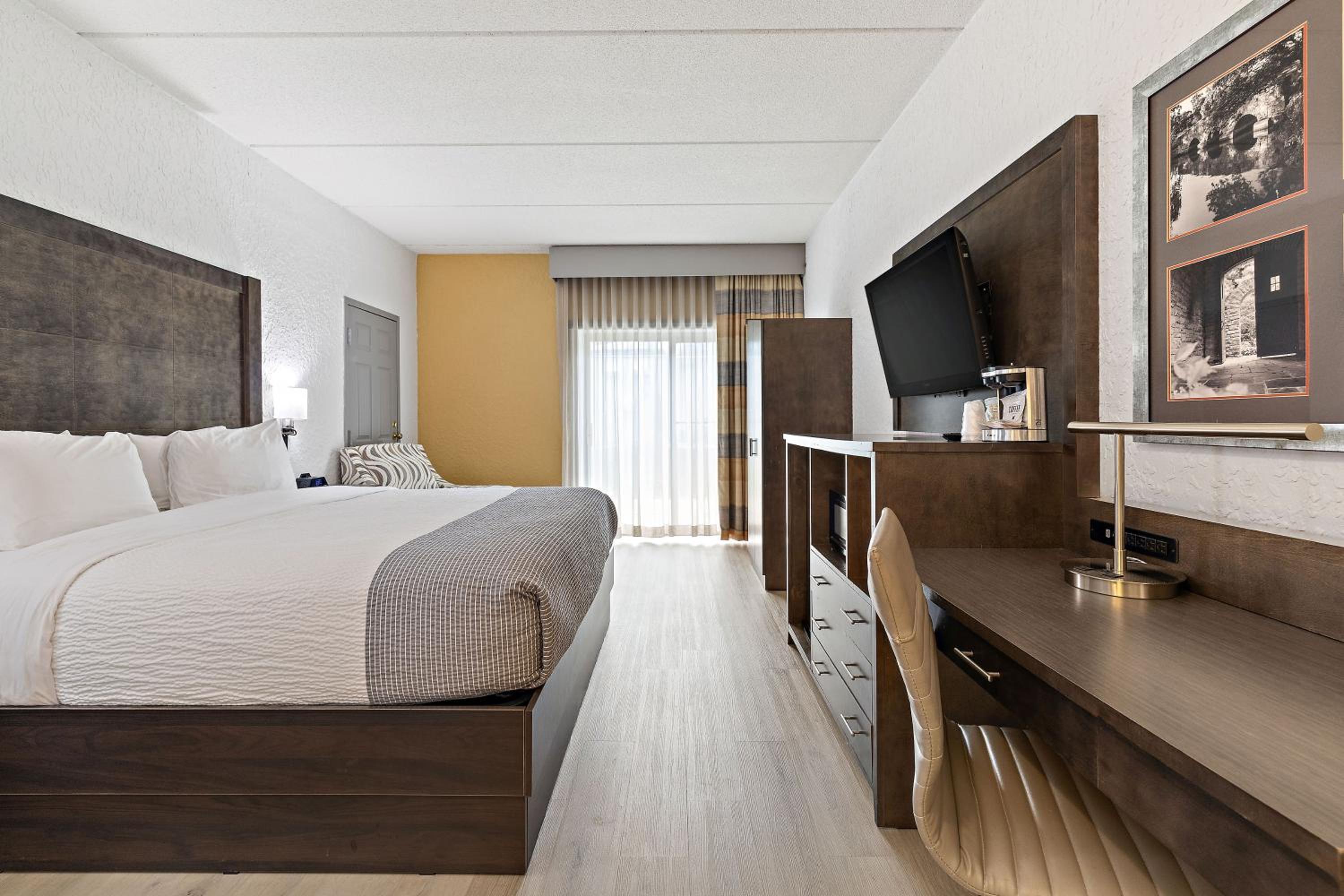 Deluxe King Room - Non-Smoking - Photo 1