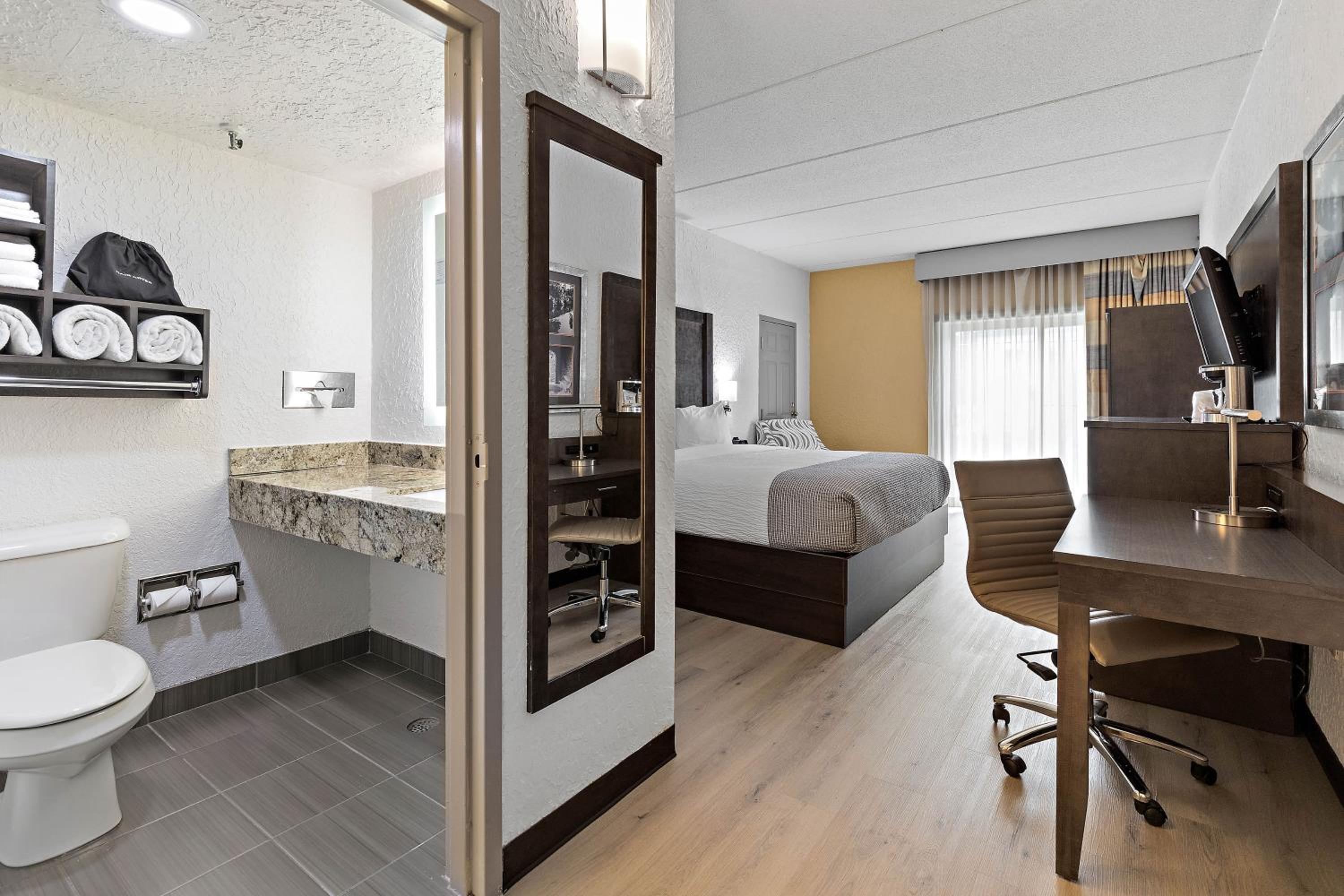 Deluxe King Room - Non-Smoking - Photo 5