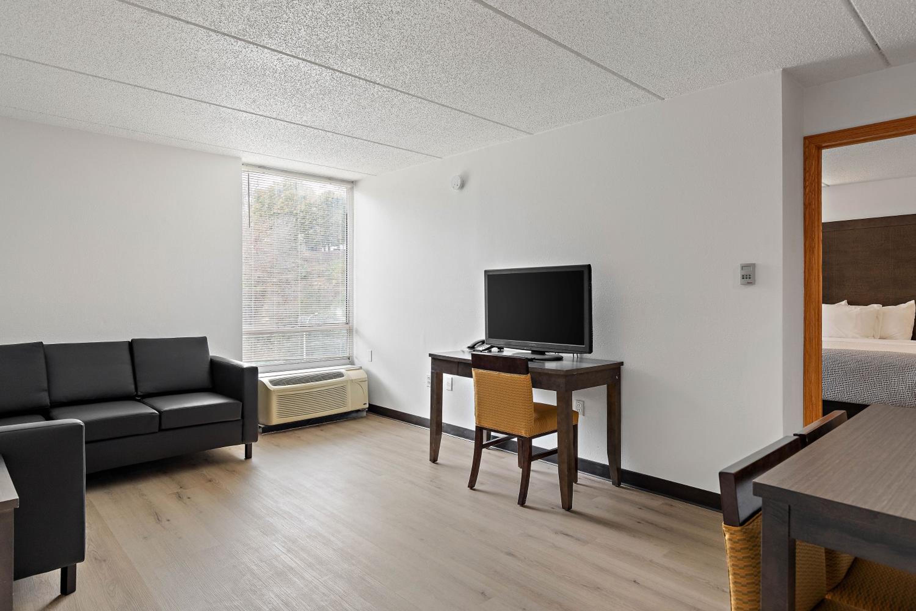One -Bedroom Suite with Two Queen Beds, Non-Smoking - Photo 5