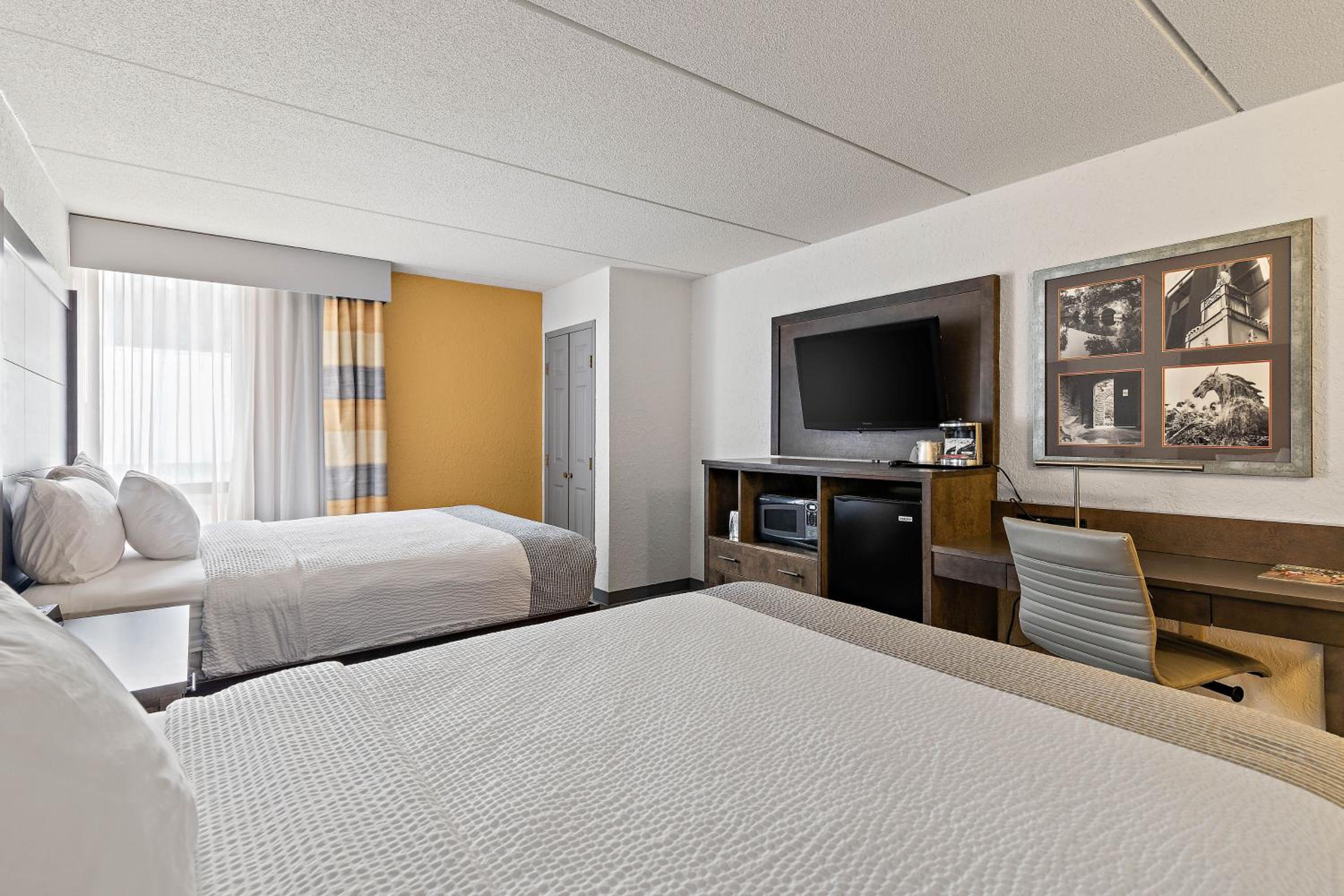 Queen Room with Two Queen Beds - Non-Smoking - Photo 1