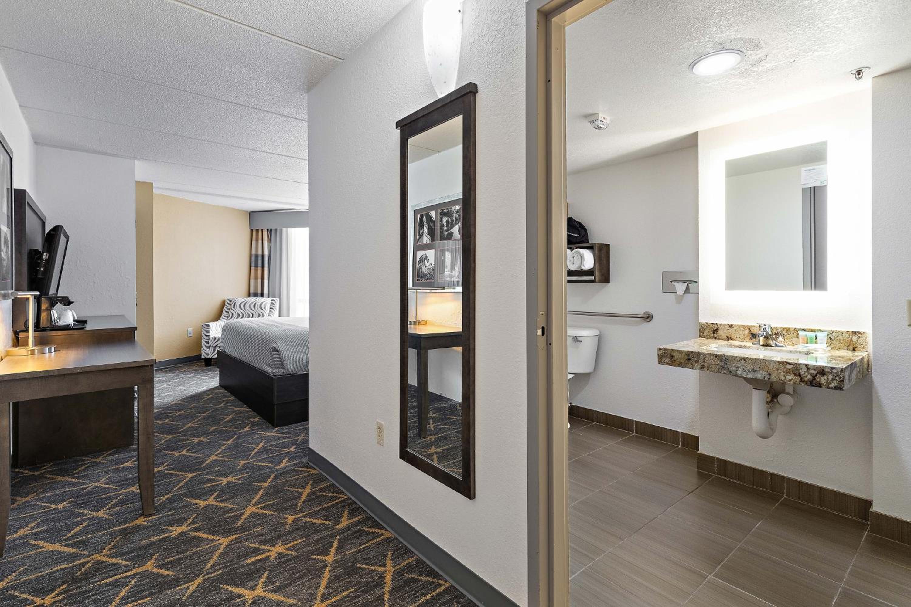 King Room with Mobility/Hearing Access and Roll-In Shower, Non-Smoking - Photo 5