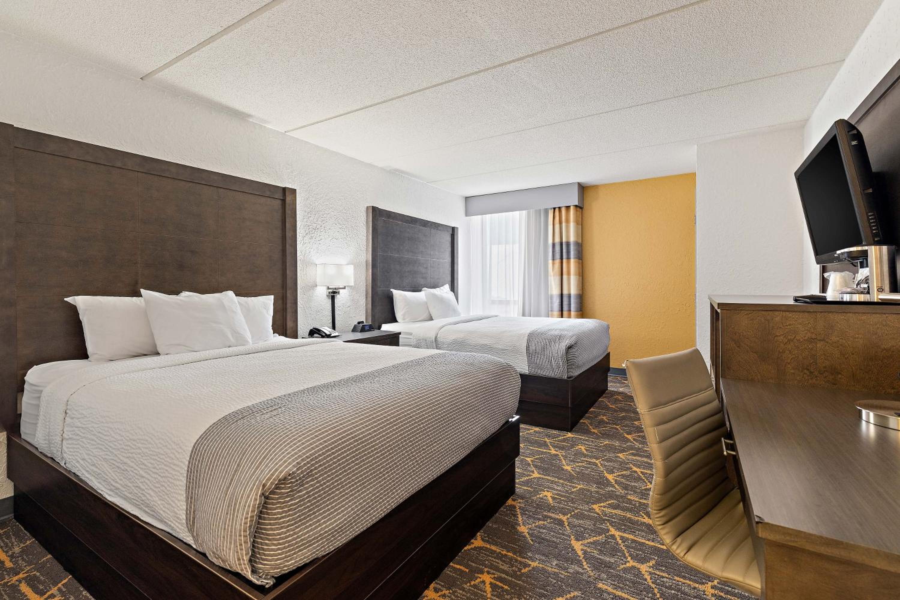 Queen Room with Two Queen Beds - Non-Smoking - Photo 4