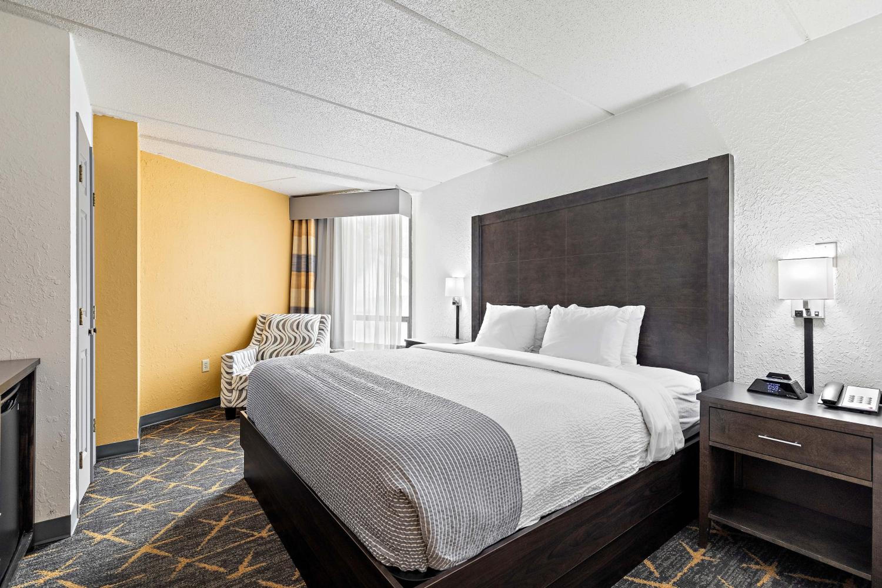 King Room with Mobility/Hearing Access and Roll-In Shower, Non-Smoking - Photo 2