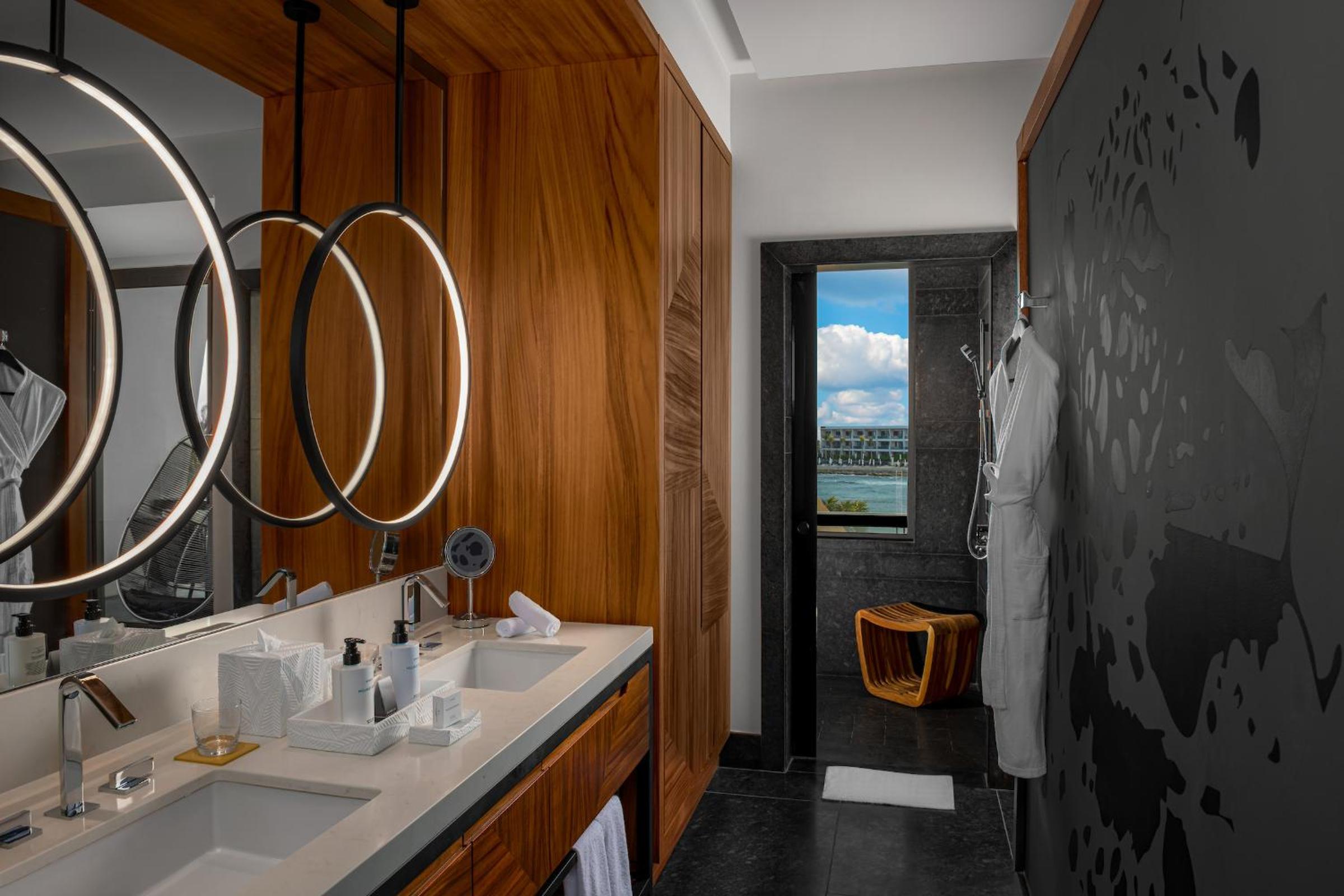 King Suite with Ocean View - Photo 9