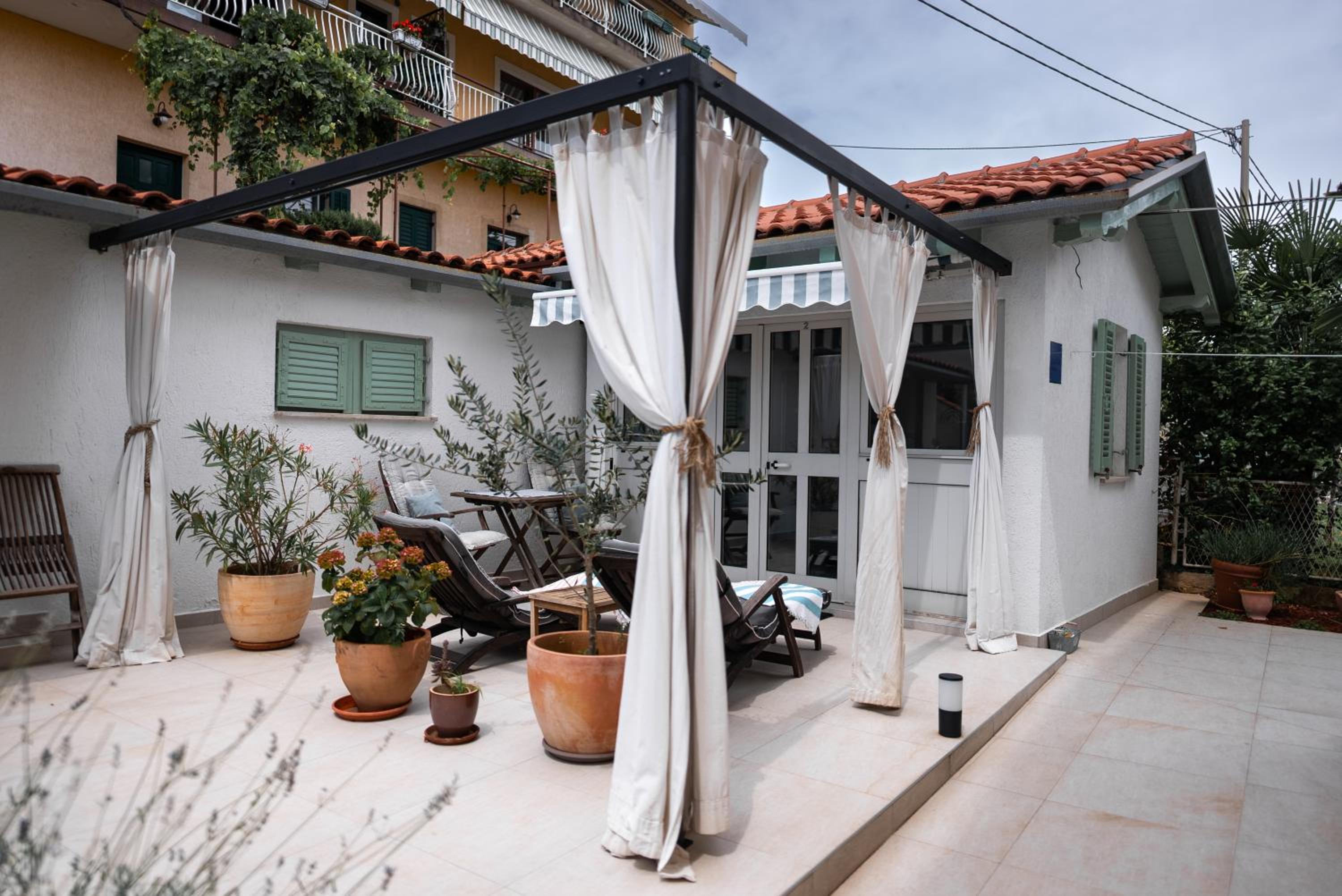 Studio Apartment with Garden View photo 2