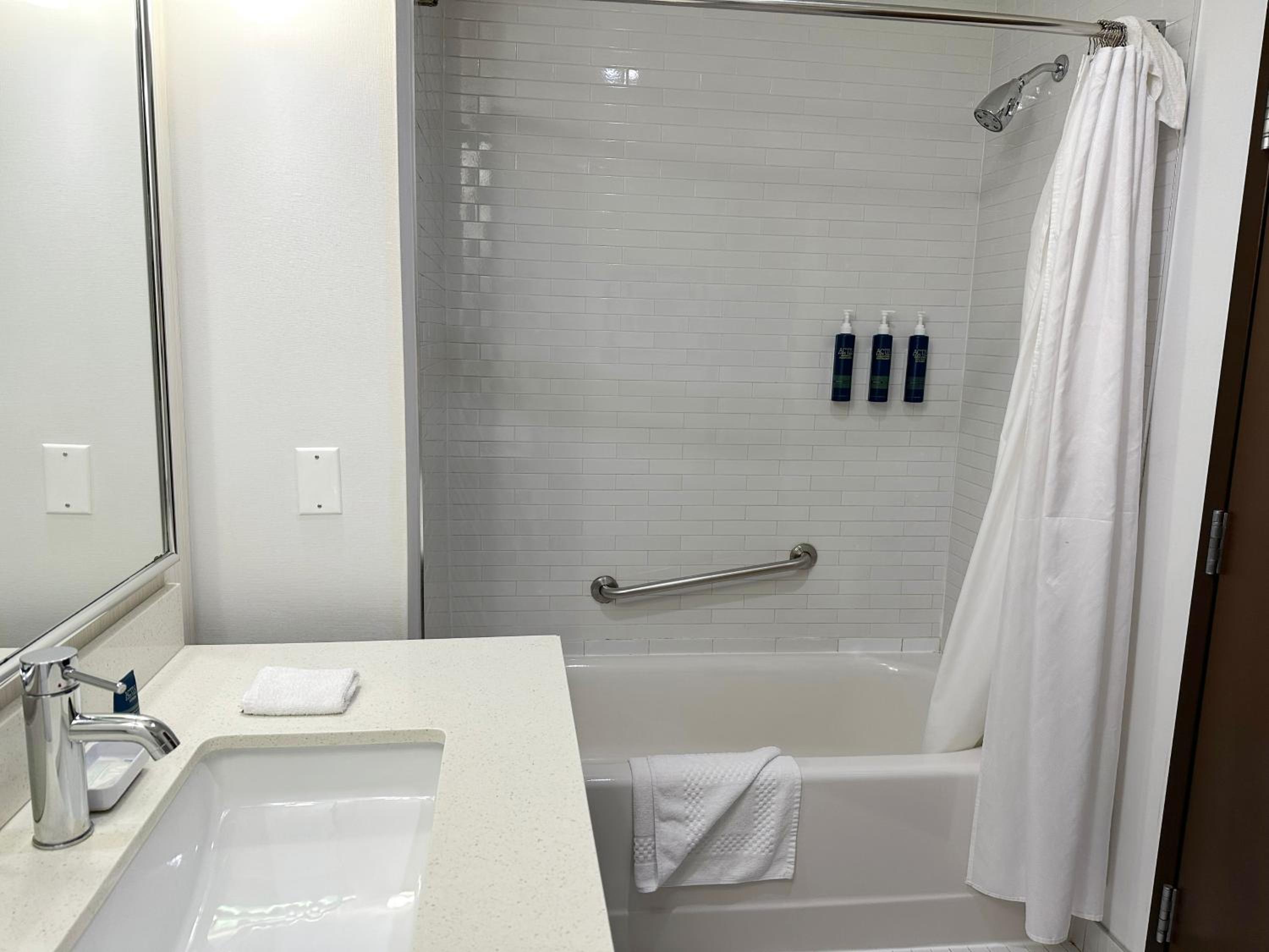 Guest Room, 1 King - Photo 1