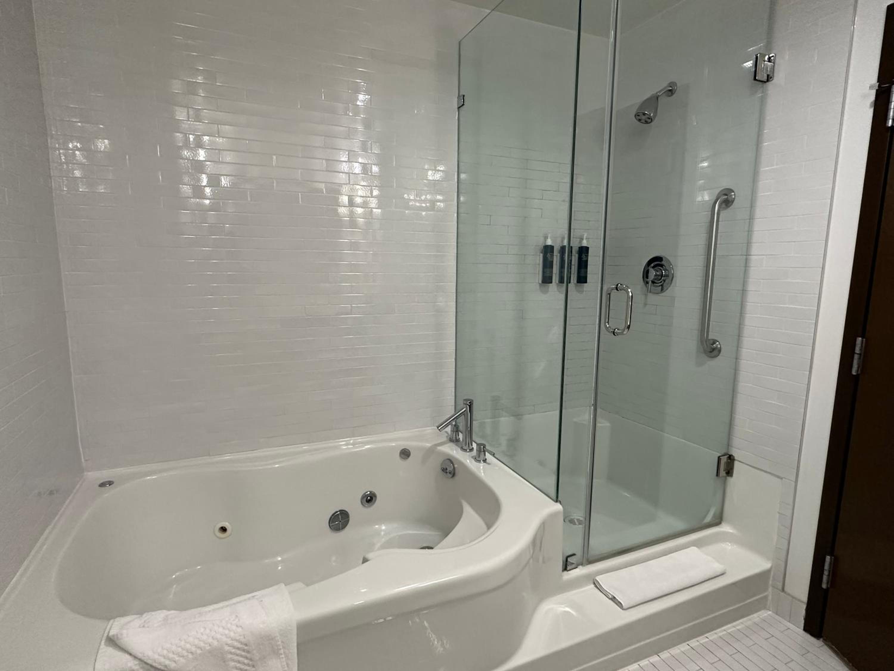 1 Bedroom Executive Suite, 1 King, Sofa bed, Whirlpool - Photo 1