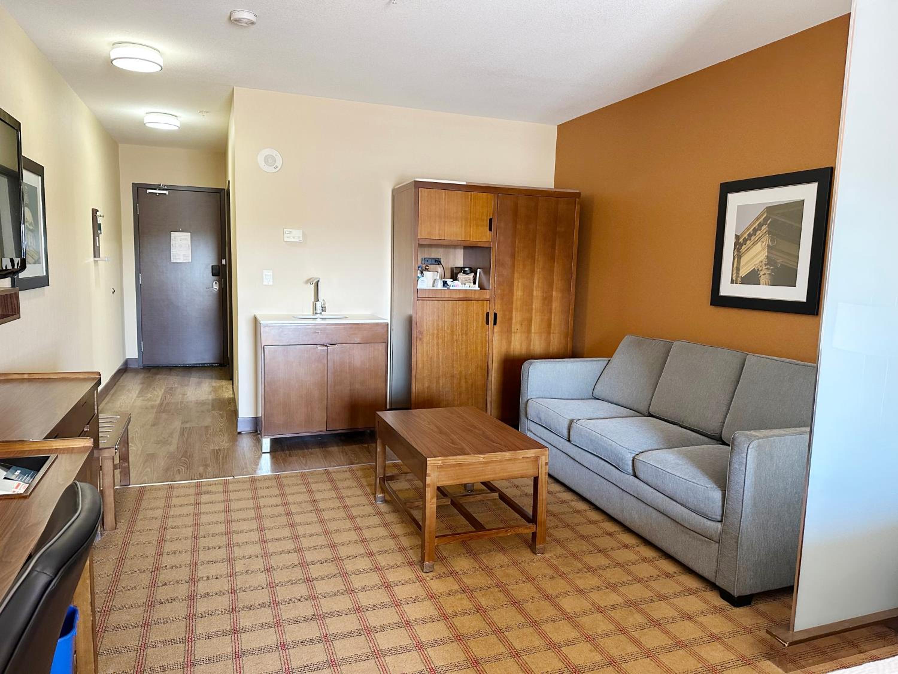 1 Bedroom Executive Suite, 1 King, Sofa bed, Whirlpool - Photo 2