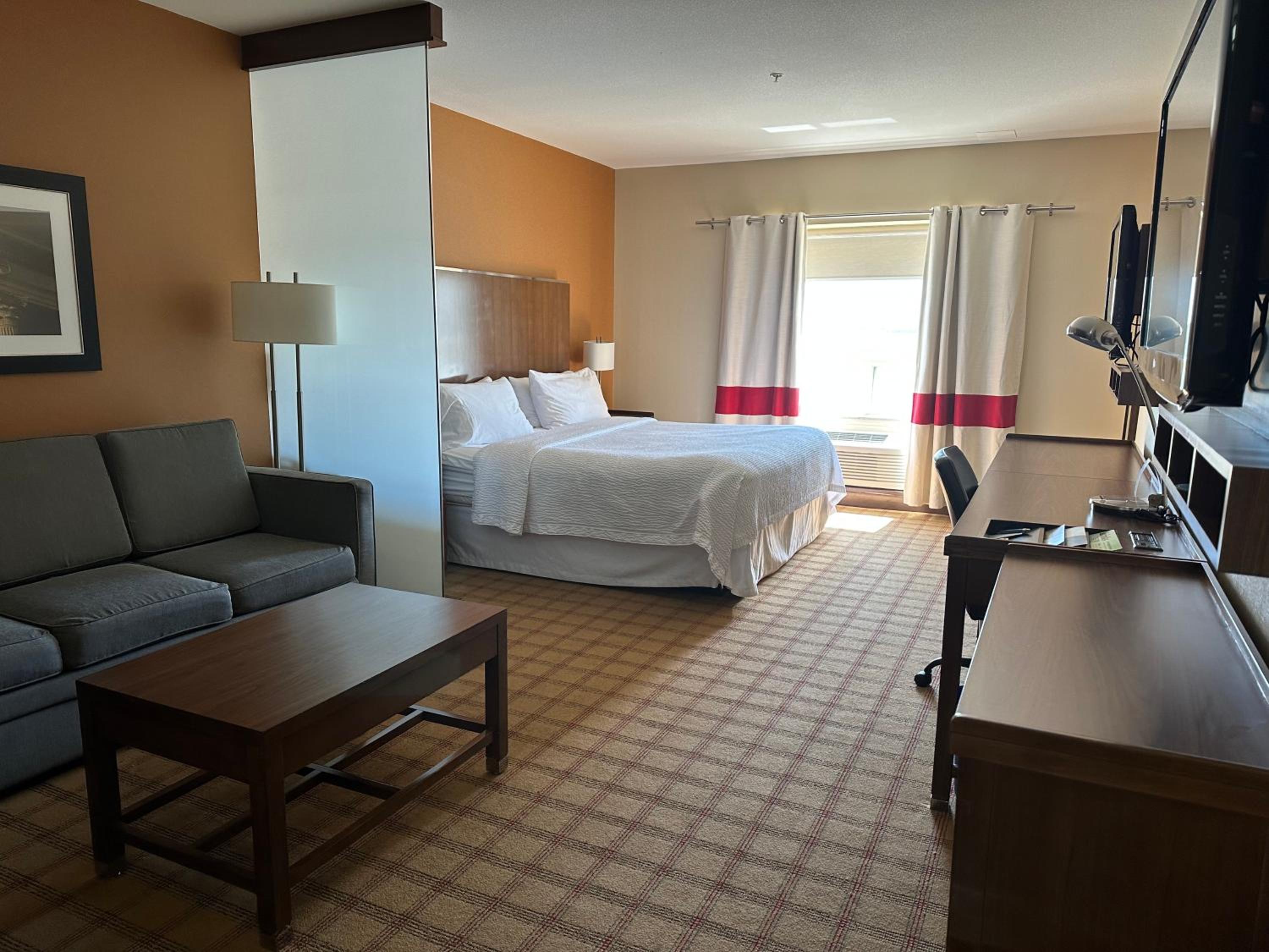 1 Bedroom Executive Suite, 1 King, Sofa bed, Whirlpool - Photo 3