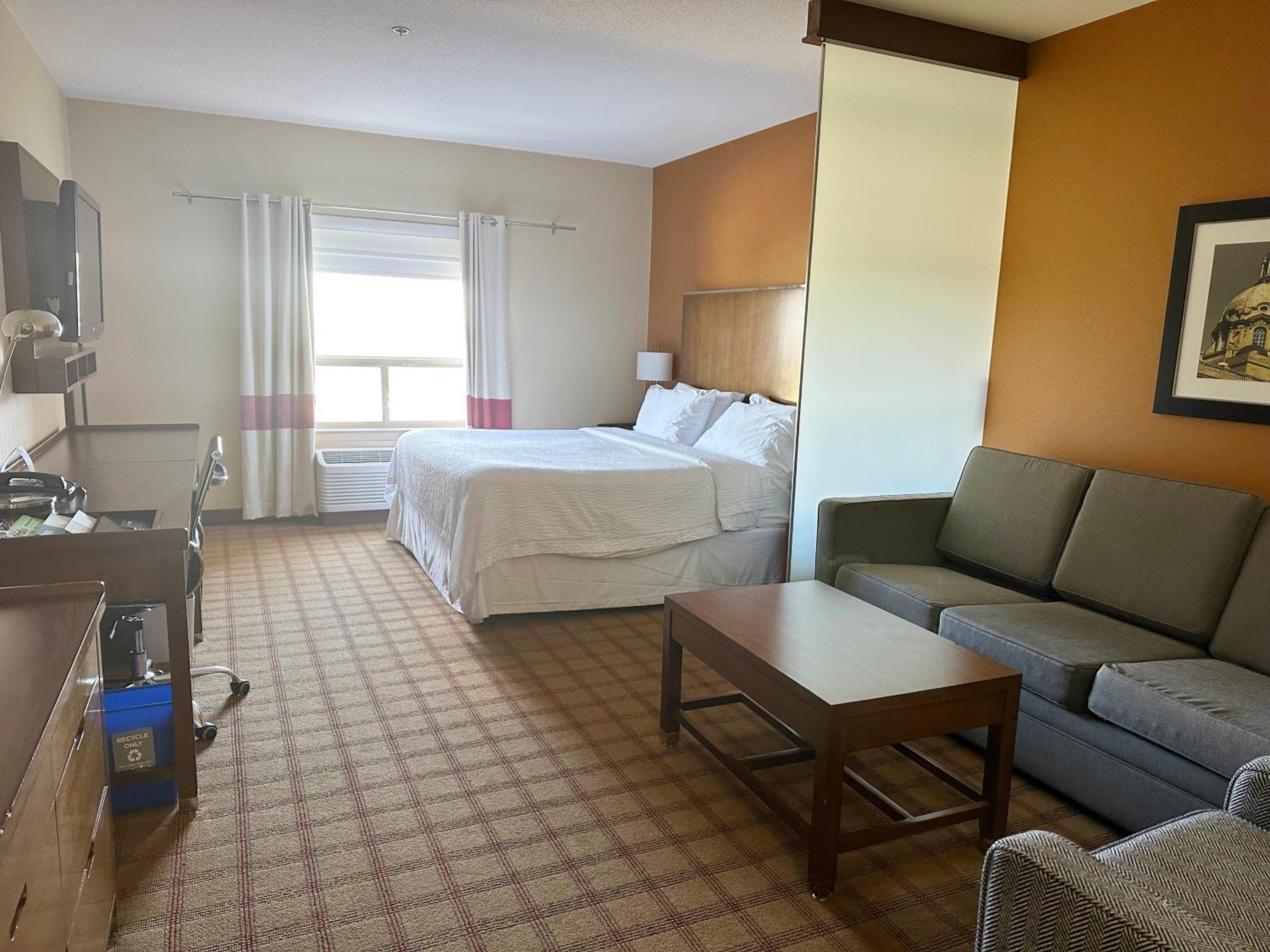 Suite, 1 King, Sofa bed, Corner room - Photo 2