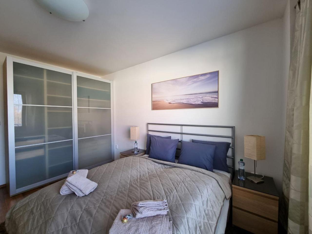 Apartment with Mountain View