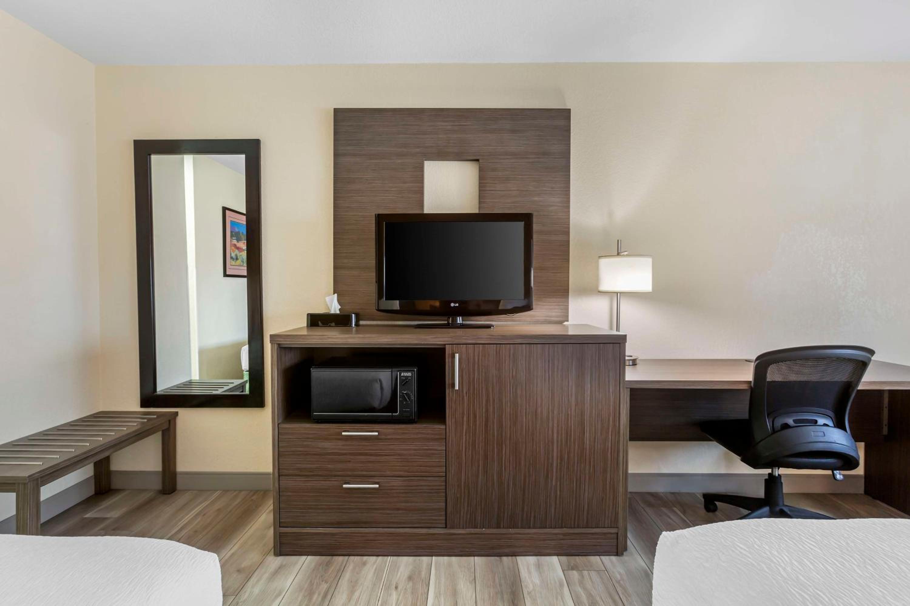 Queen Room with Two Queen Beds - Non-Smoking photo 2