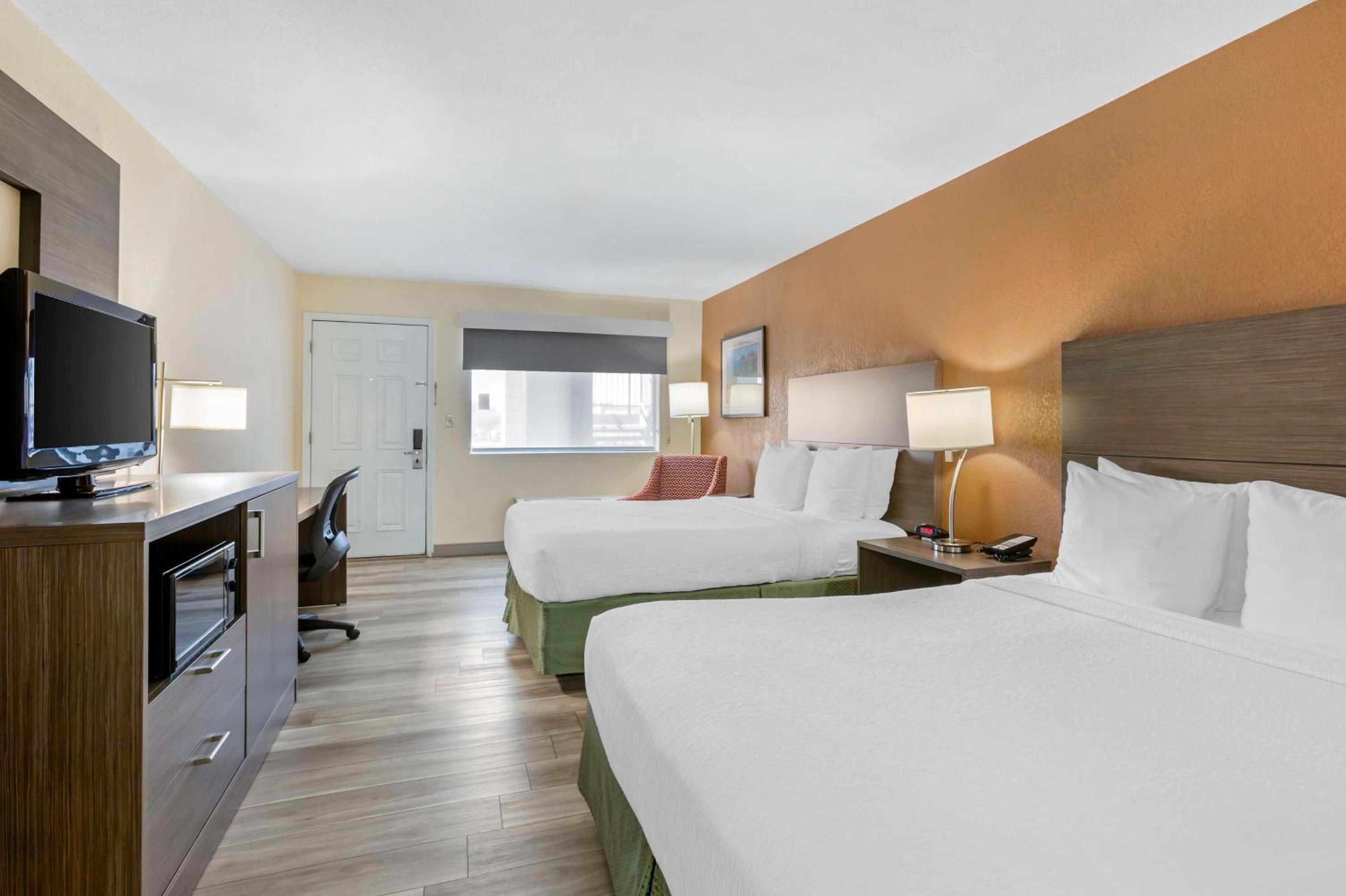 Queen Room with Two Queen Beds - Non-Smoking photo 3