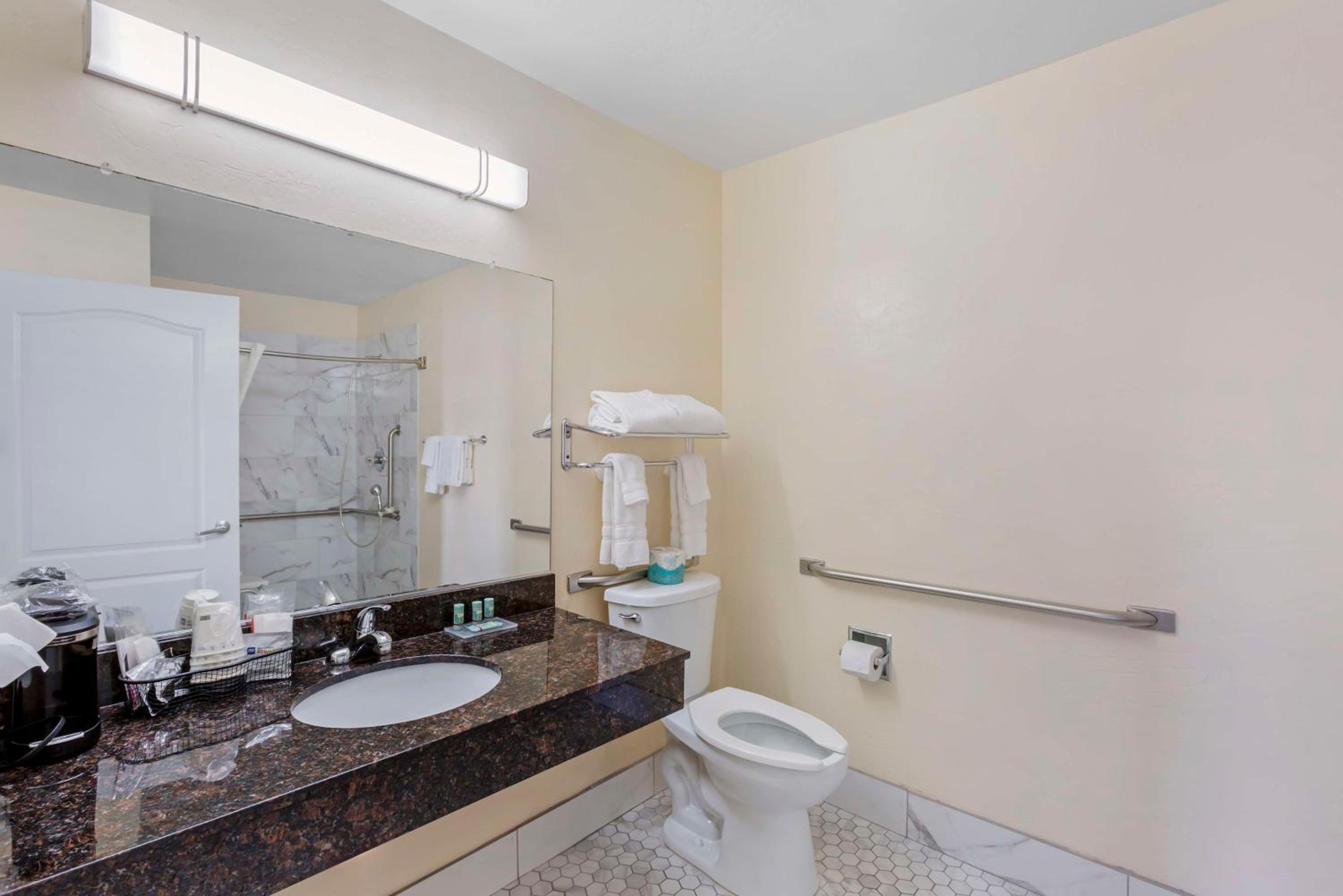 King Room - Disability Access photo 2