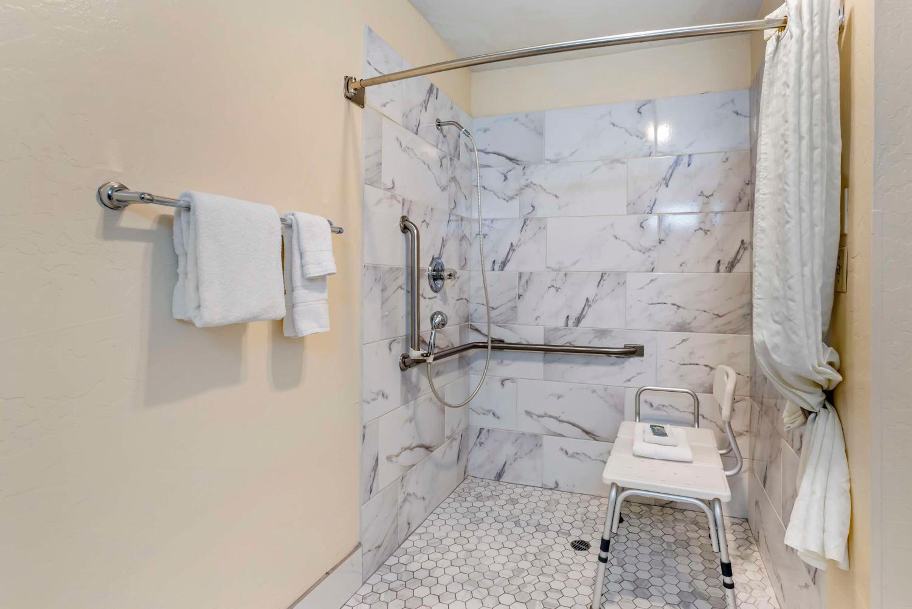 King Room with Roll-In Shower - Mobility Access photo 3
