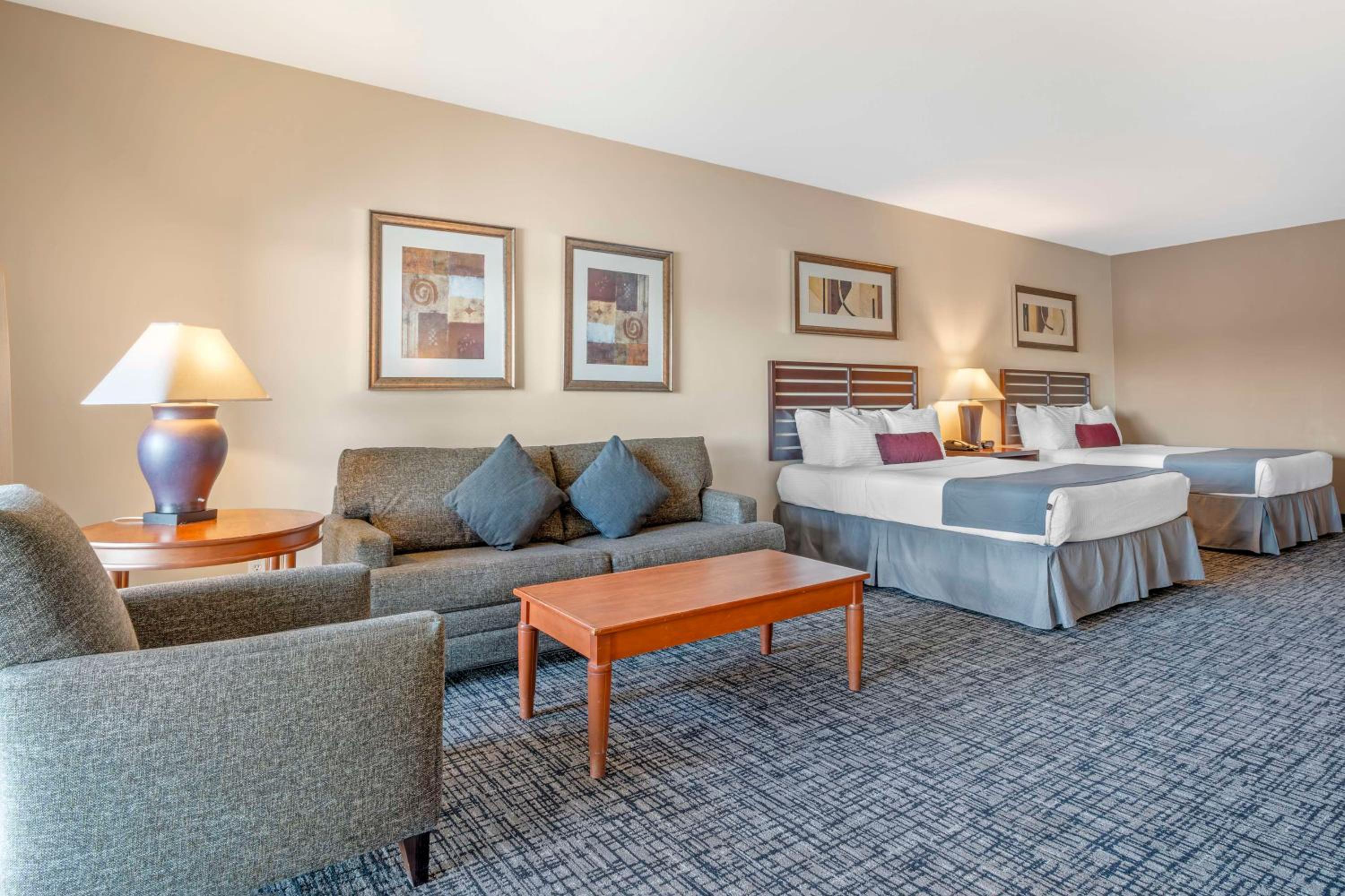 Large Queen Room with Two Queen Beds with Balcony - Water View photo 2