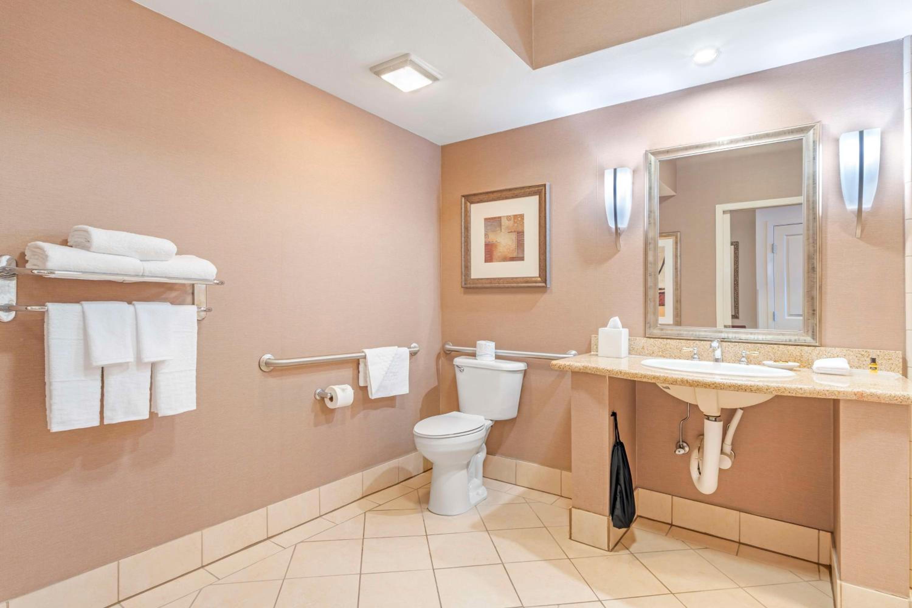Queen Room with Two Queen Beds and Bath Tub - Disability Access/Non-Smoking photo 3