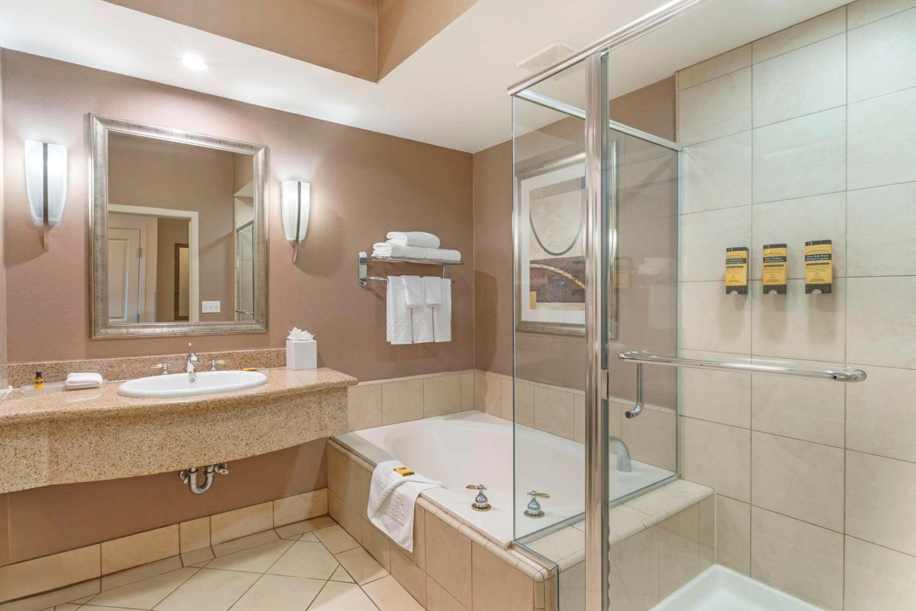Queen Room with Two Queen Beds and Roll-In Shower - Disability Access/Non-Smoking photo 3