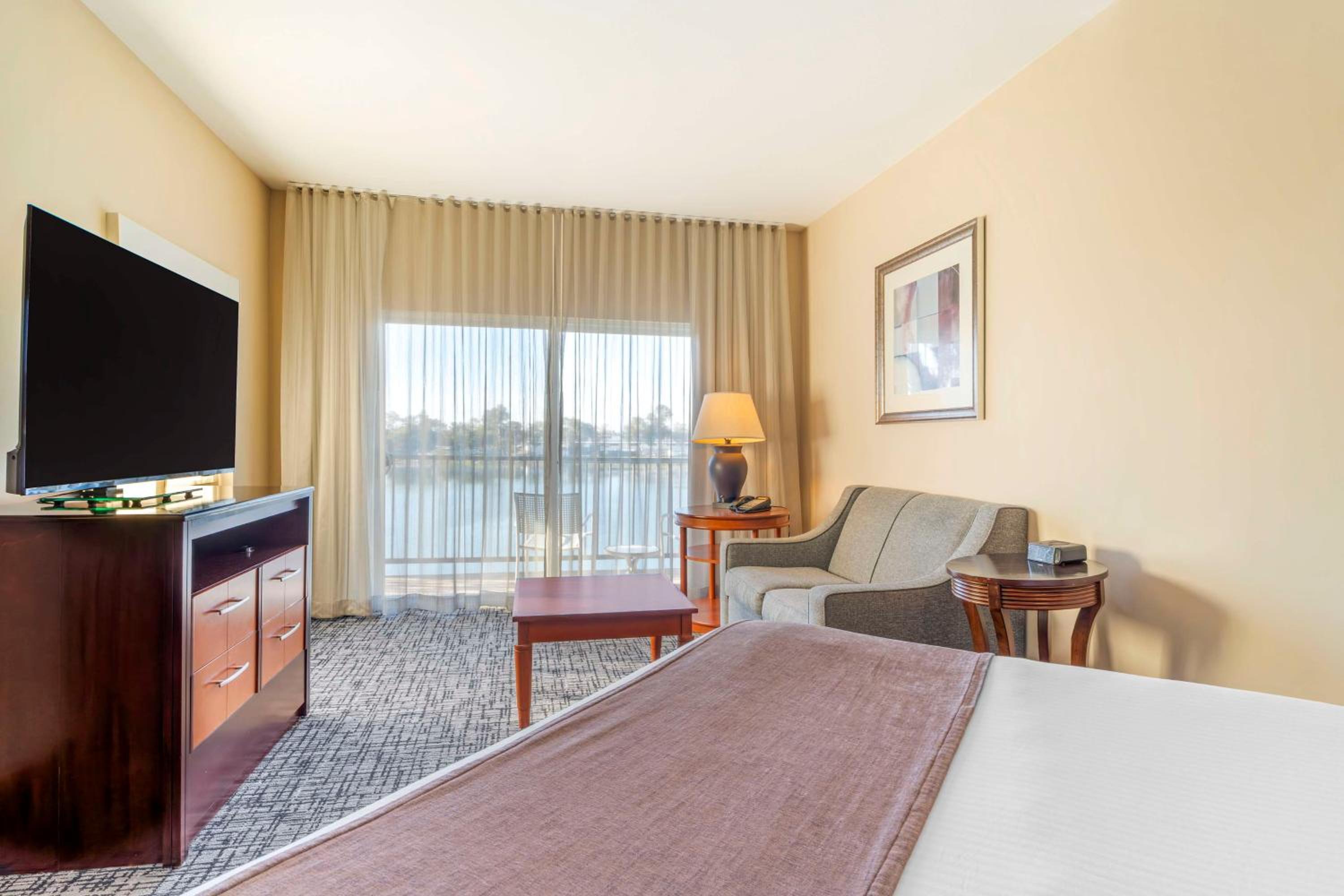Queen Room with Balcony - Water View photo 2