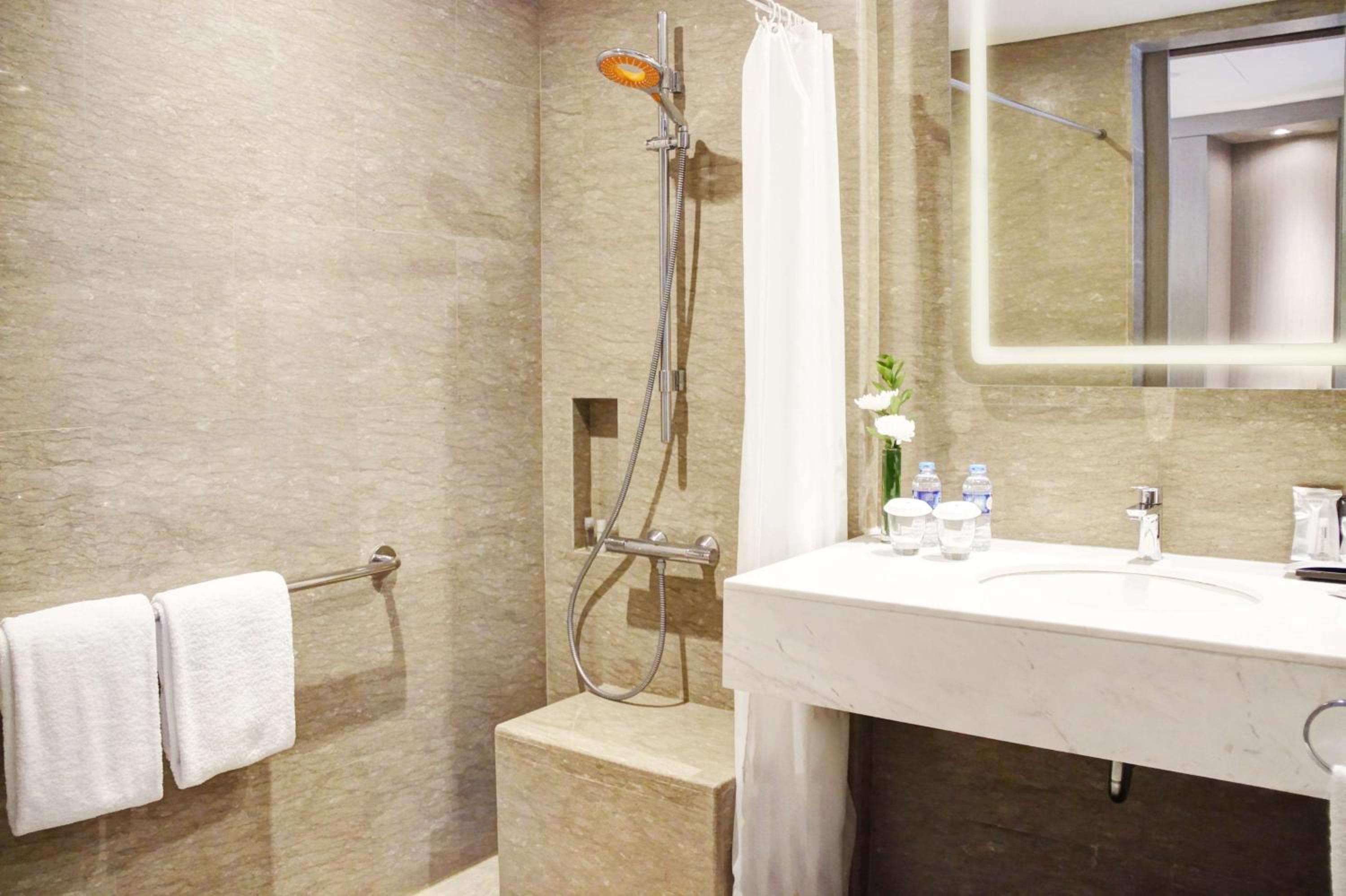 One-Bedroom King Suite - Lounge Access