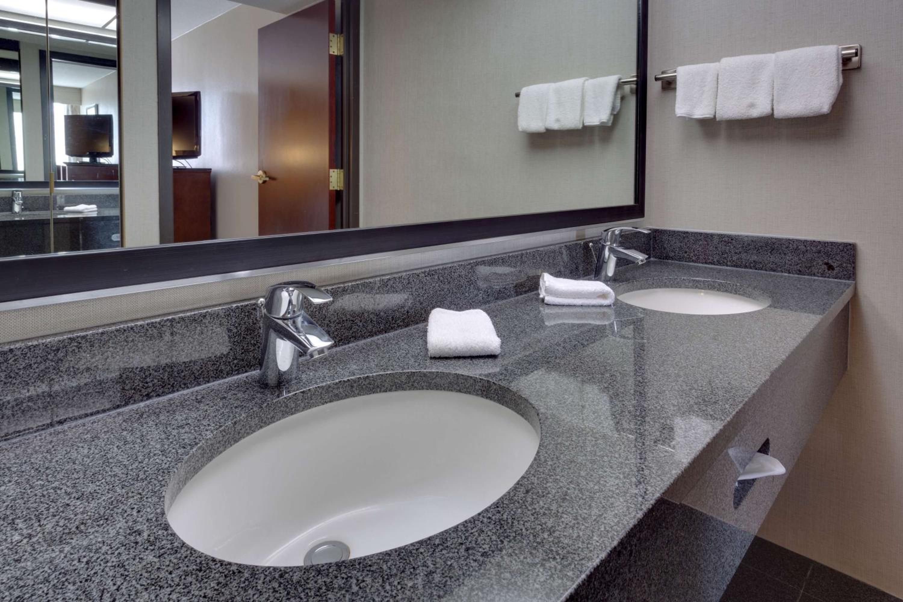 Superior Queen Suite with 2 Queen Beds photo 2