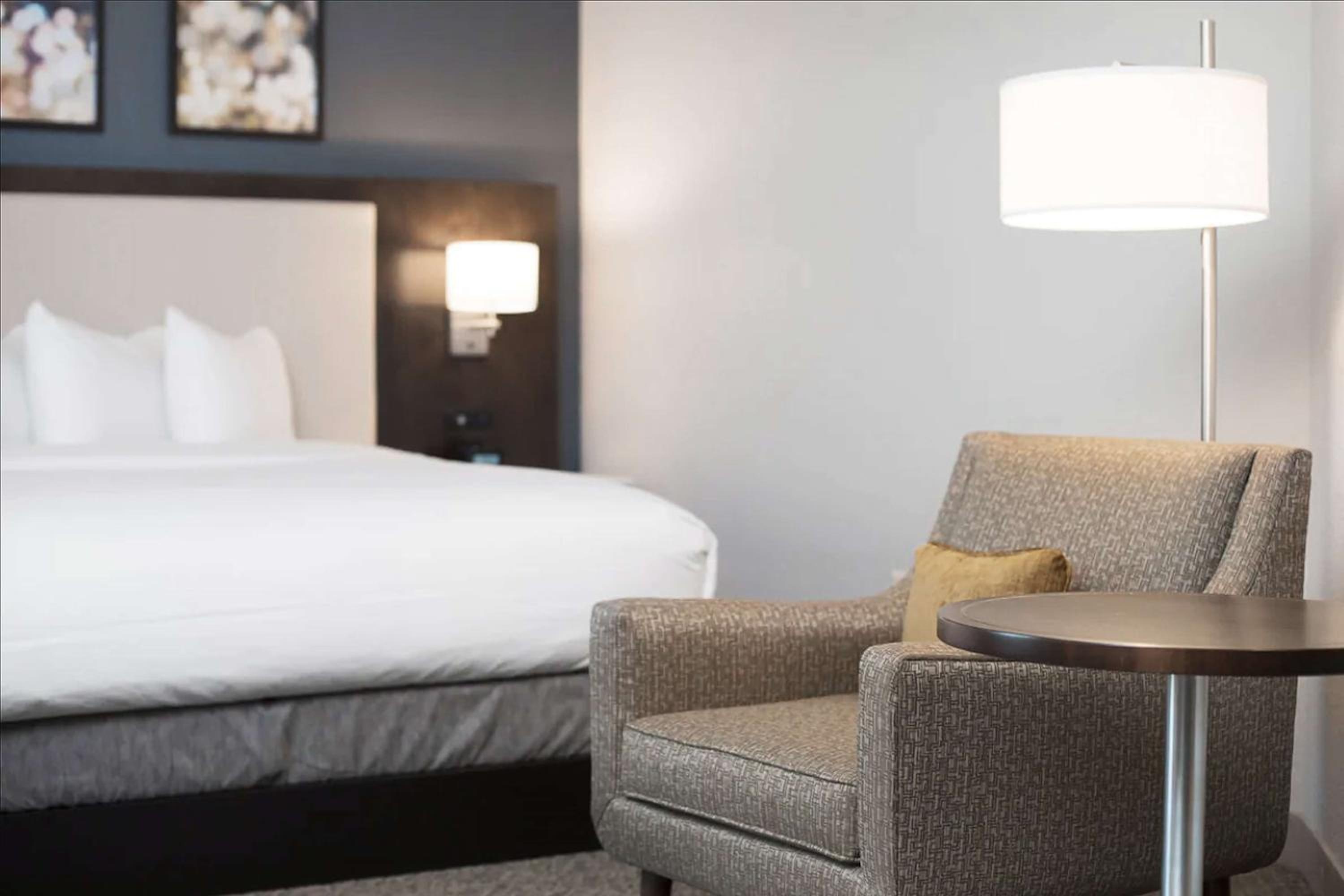 Junior King Suite photo 2