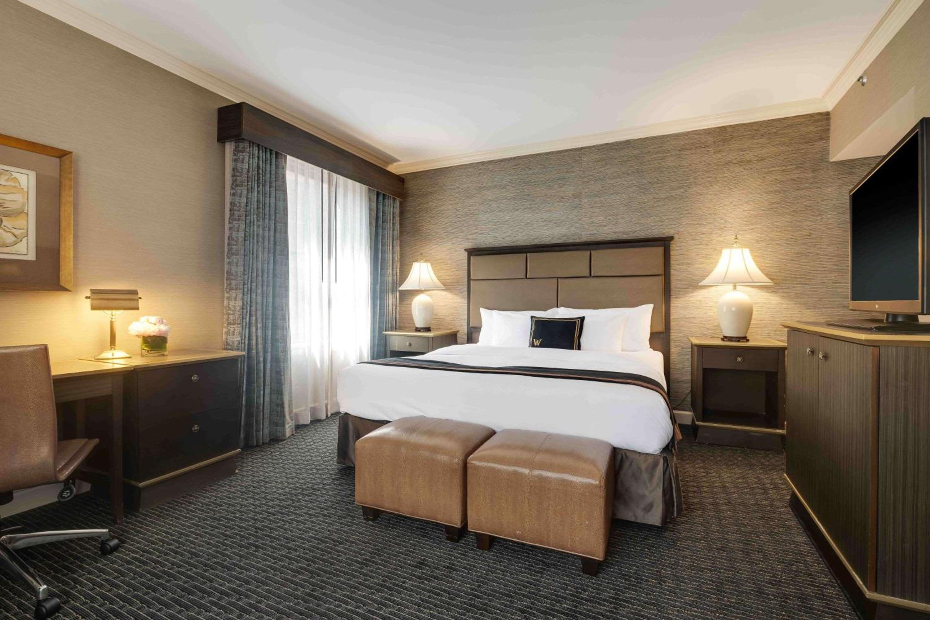 One-Bedroom King Suite with Living Room - Non-Smoking