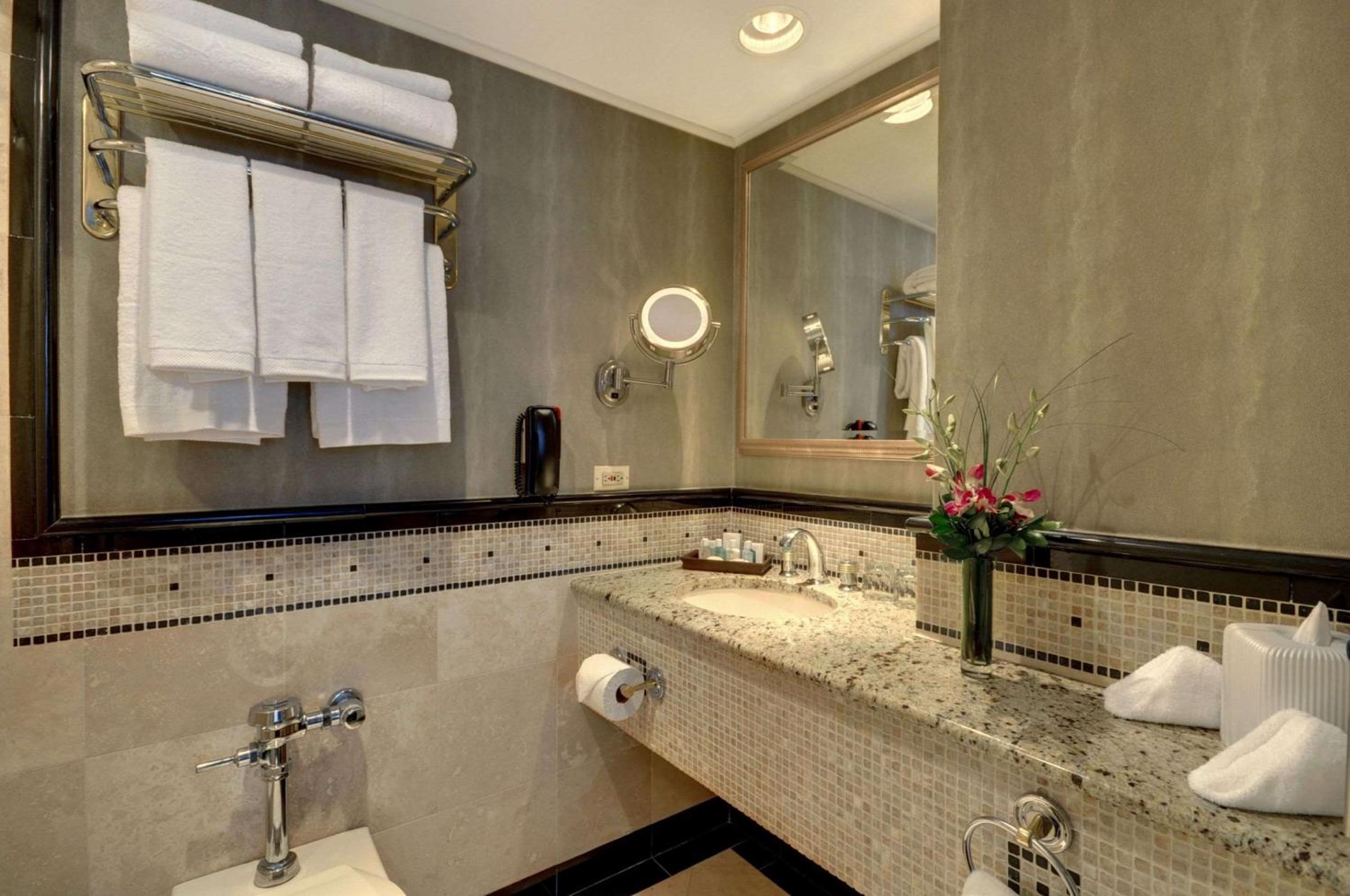 King Suite with Separate Bedroom - Non-Smoking