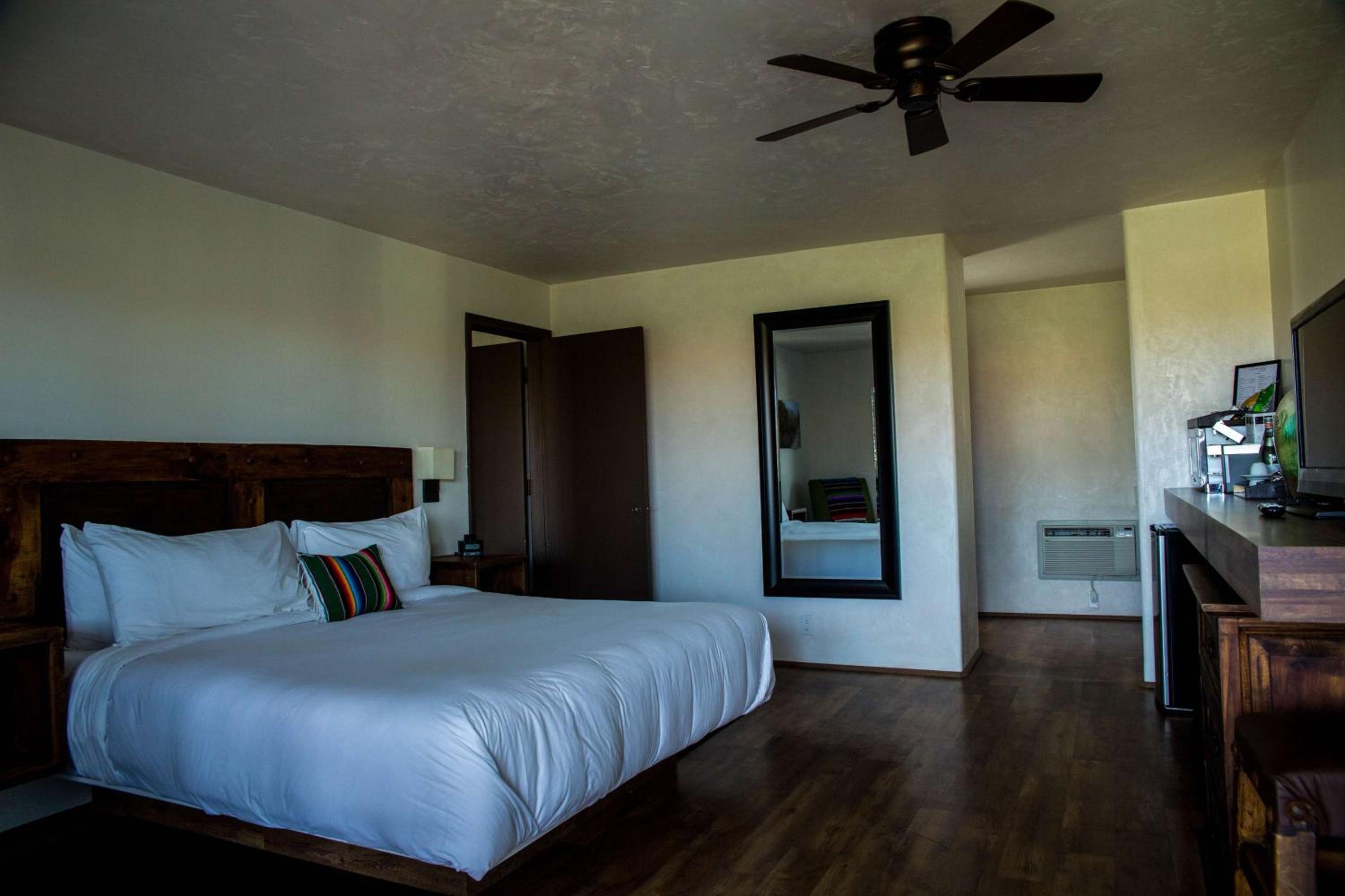 Deluxe King Room - Non-Smoking photo 2