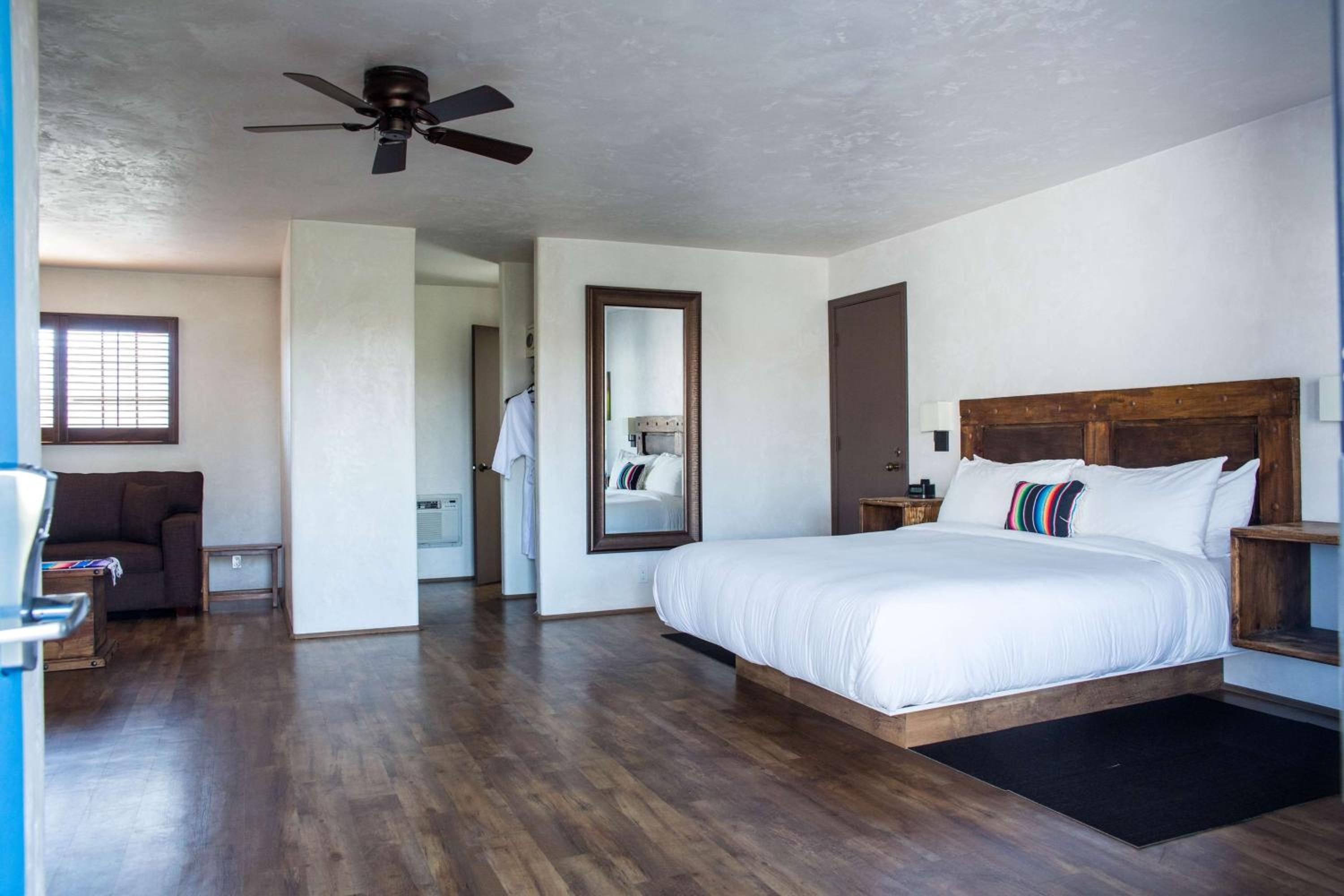 King Room with Roll-in Shower - Disability Access/Non-Smoking photo 3