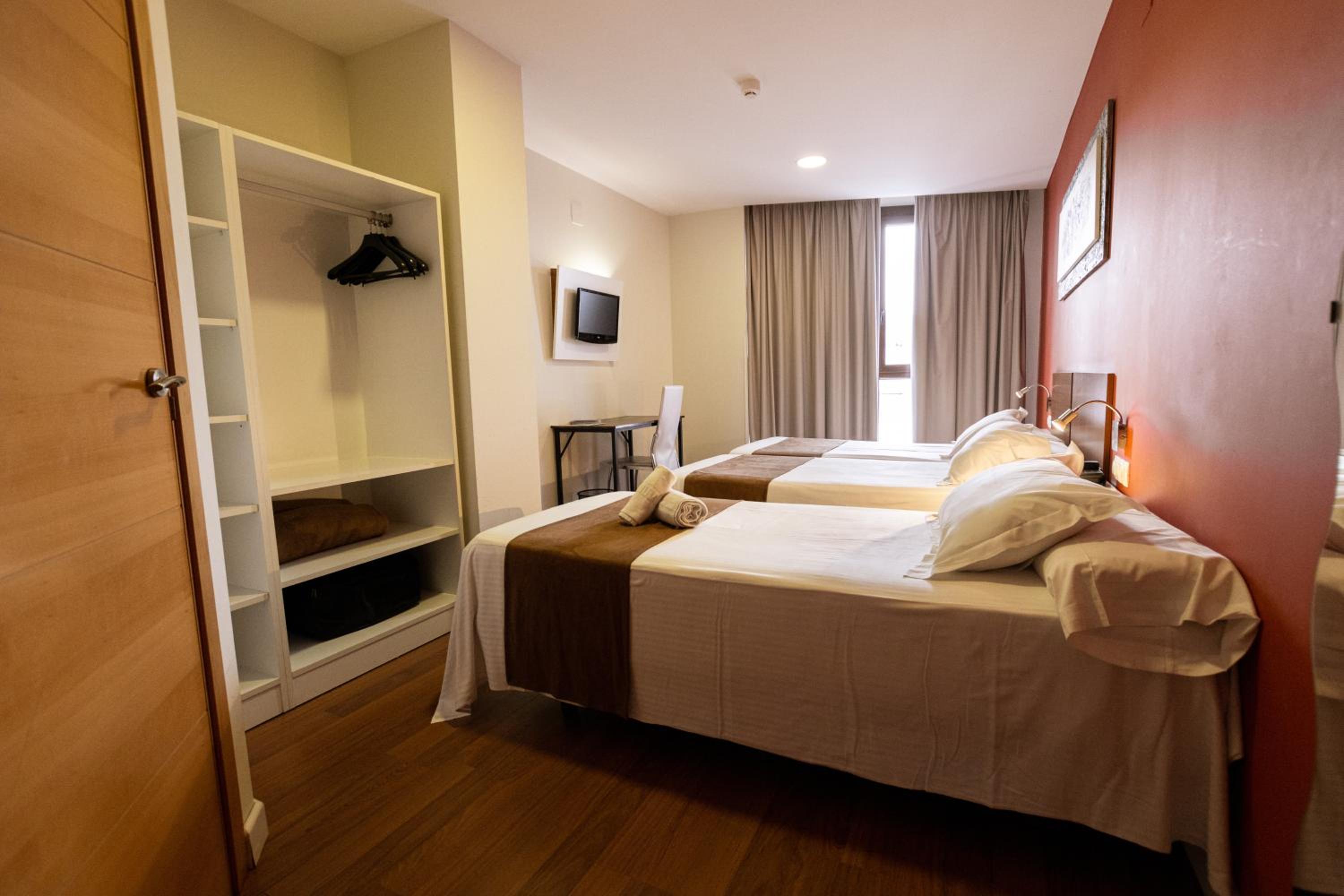 Twin Room with Extra Bed - Photo 6