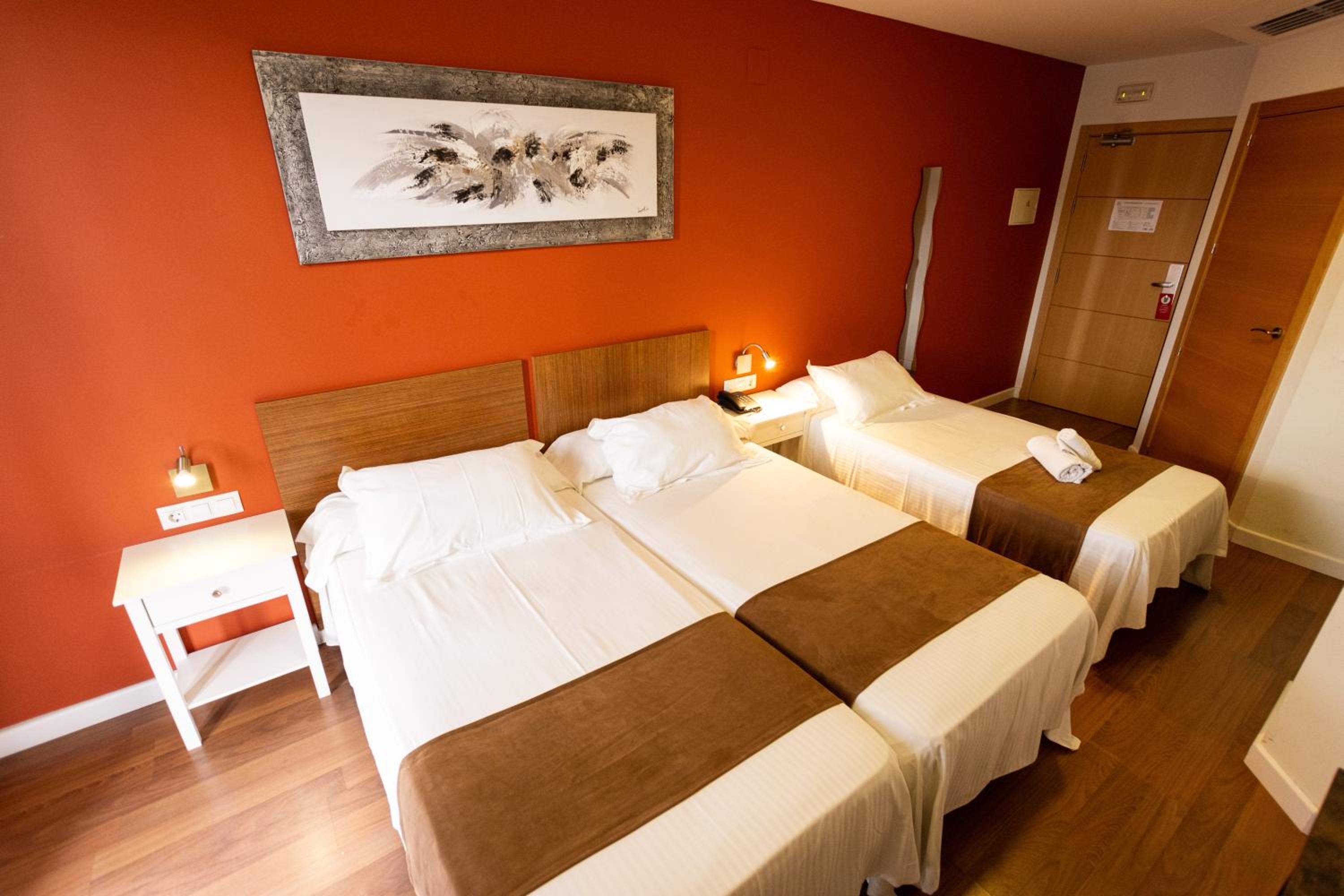 Twin Room with Extra Bed - Photo 7