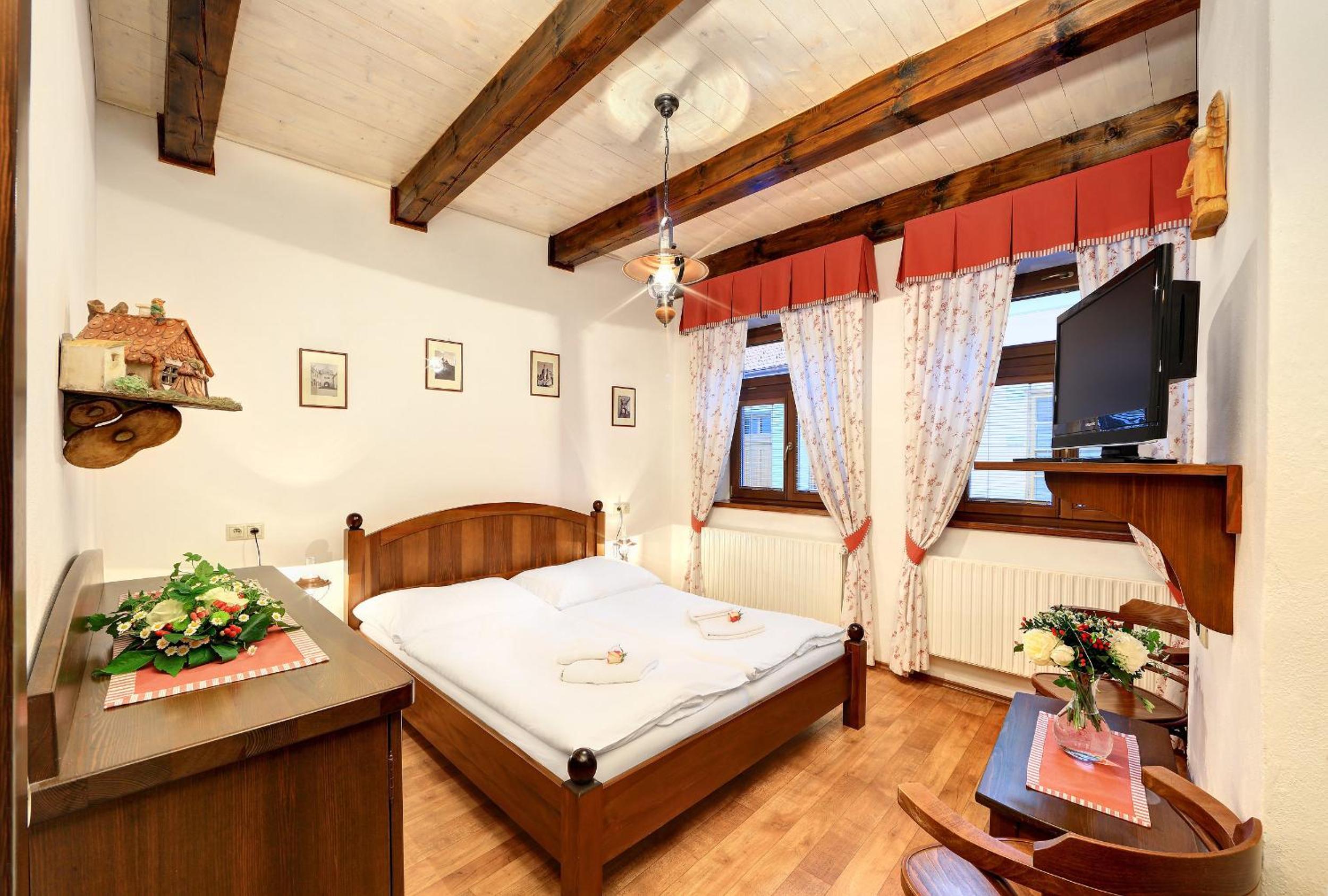 Double Room with Private Bathroom (Perníková chaloupka) photo 1
