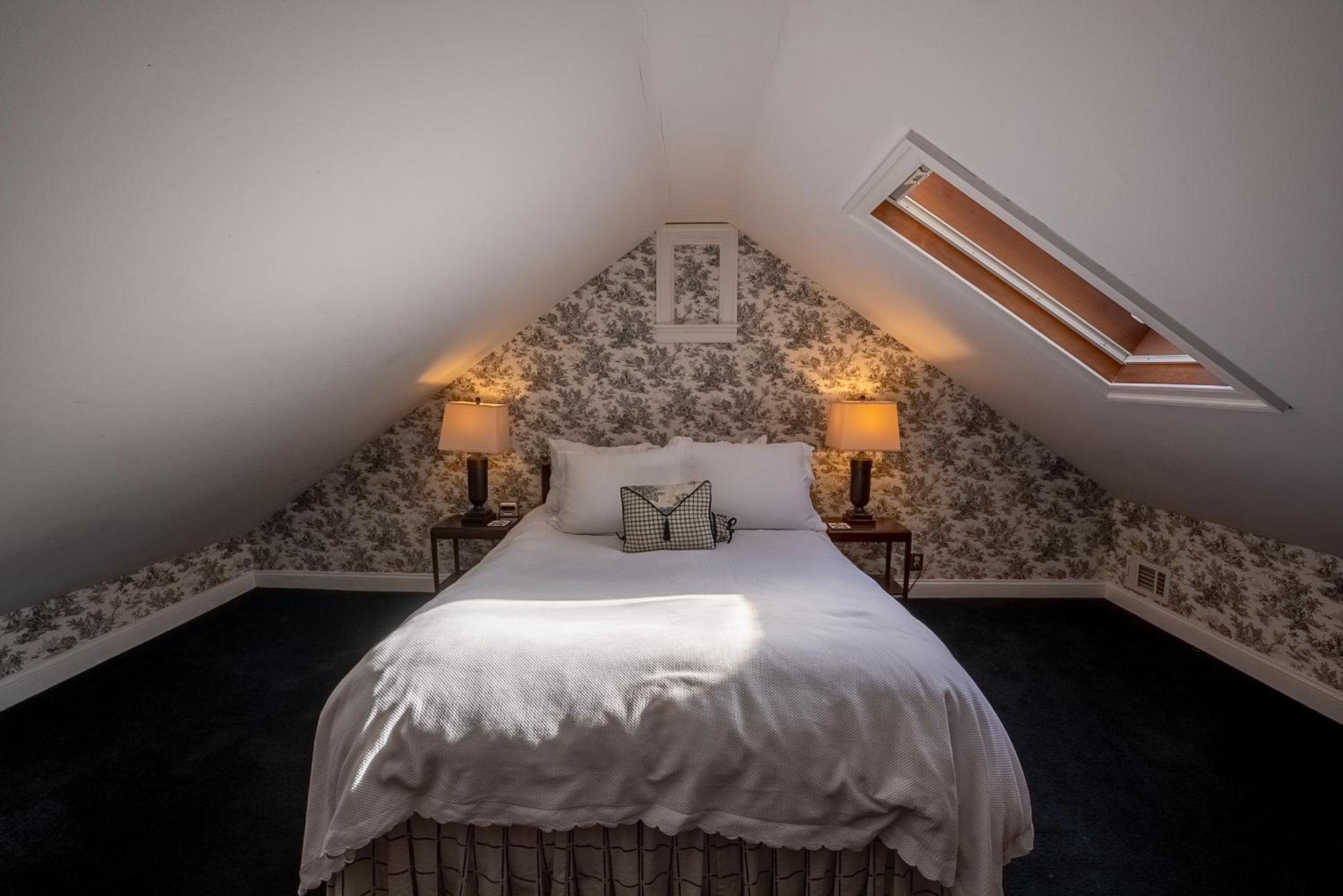 Queen Room photo 2