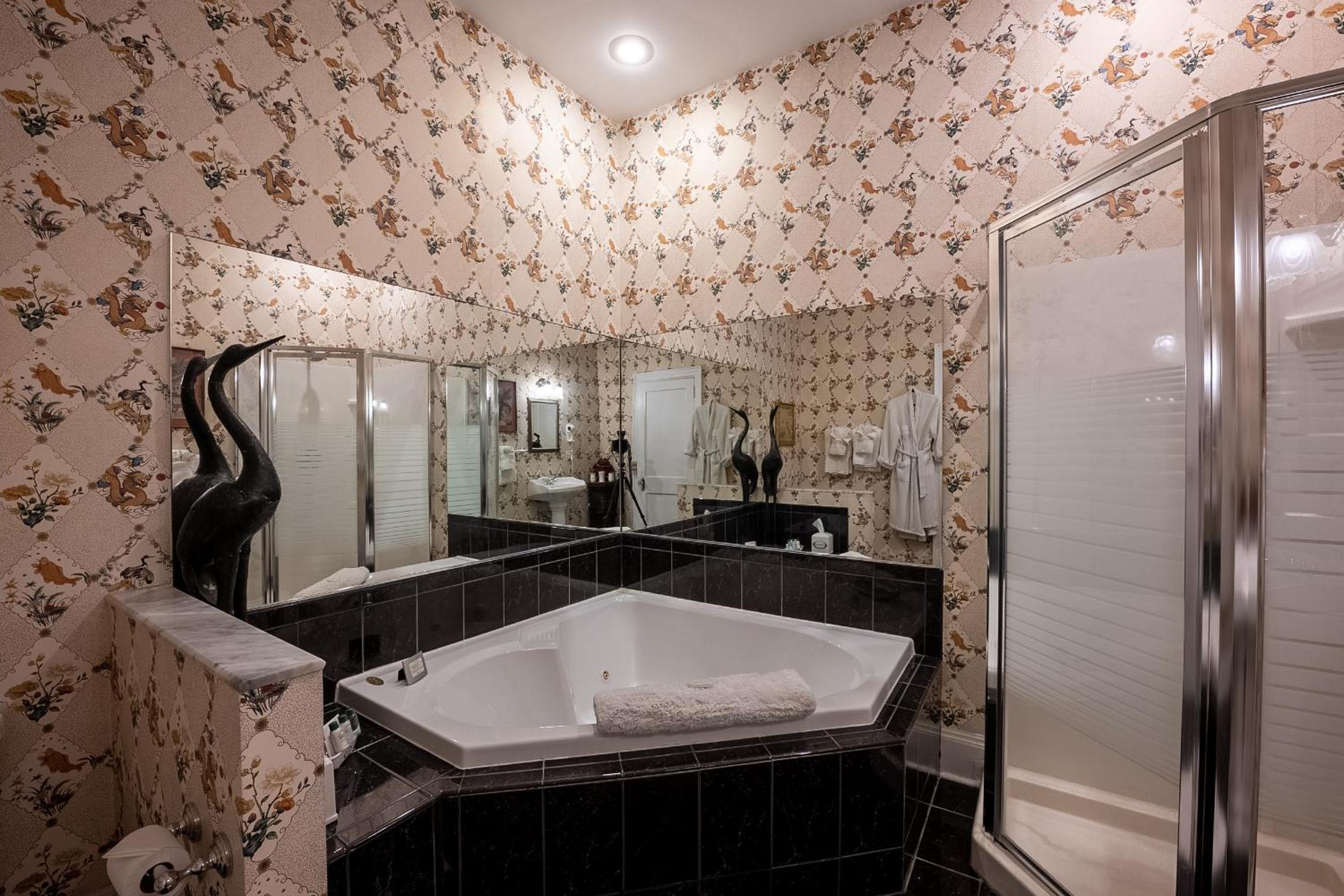 Queen Room photo 2