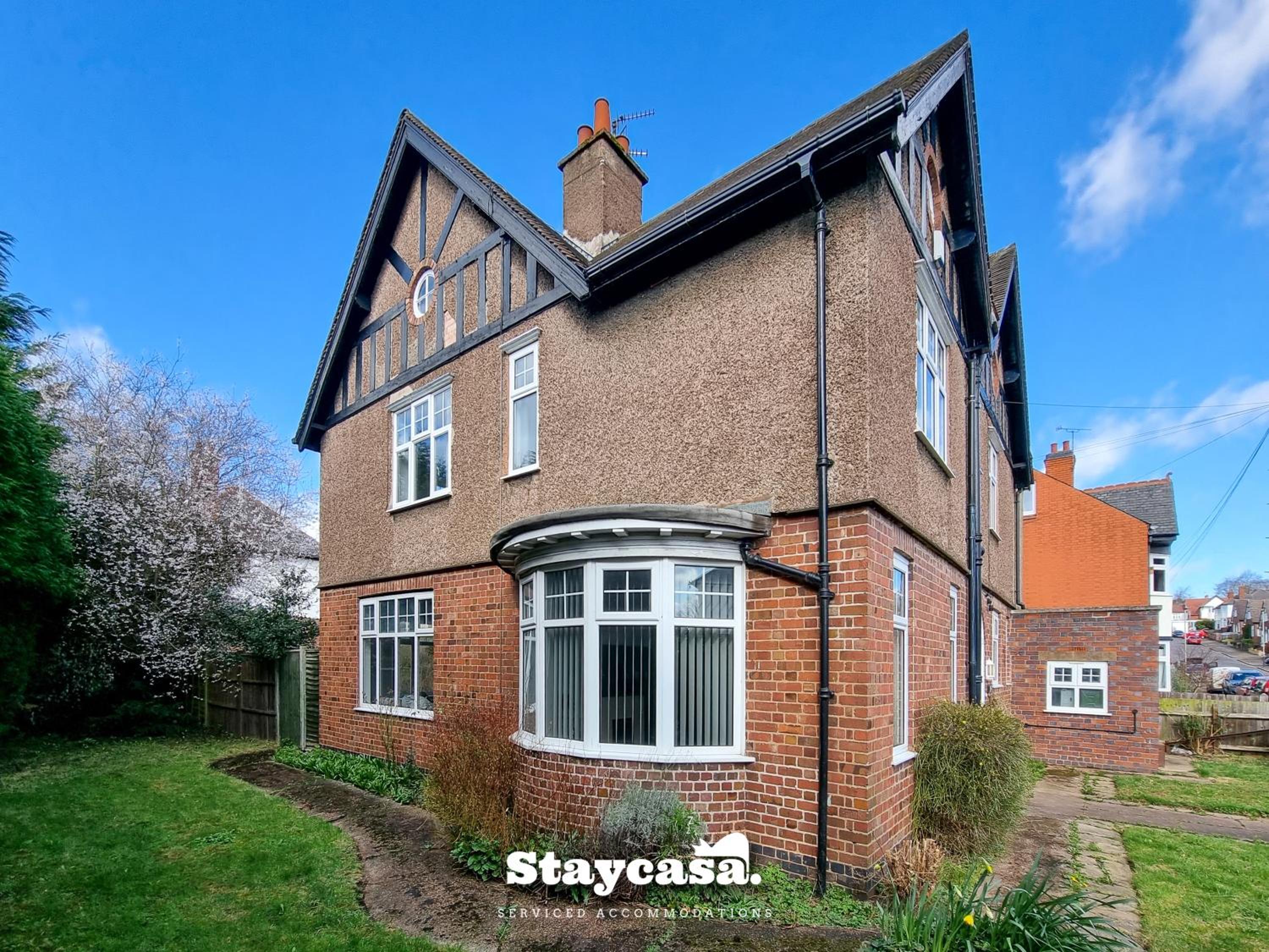 Five-Bedroom House photo 3