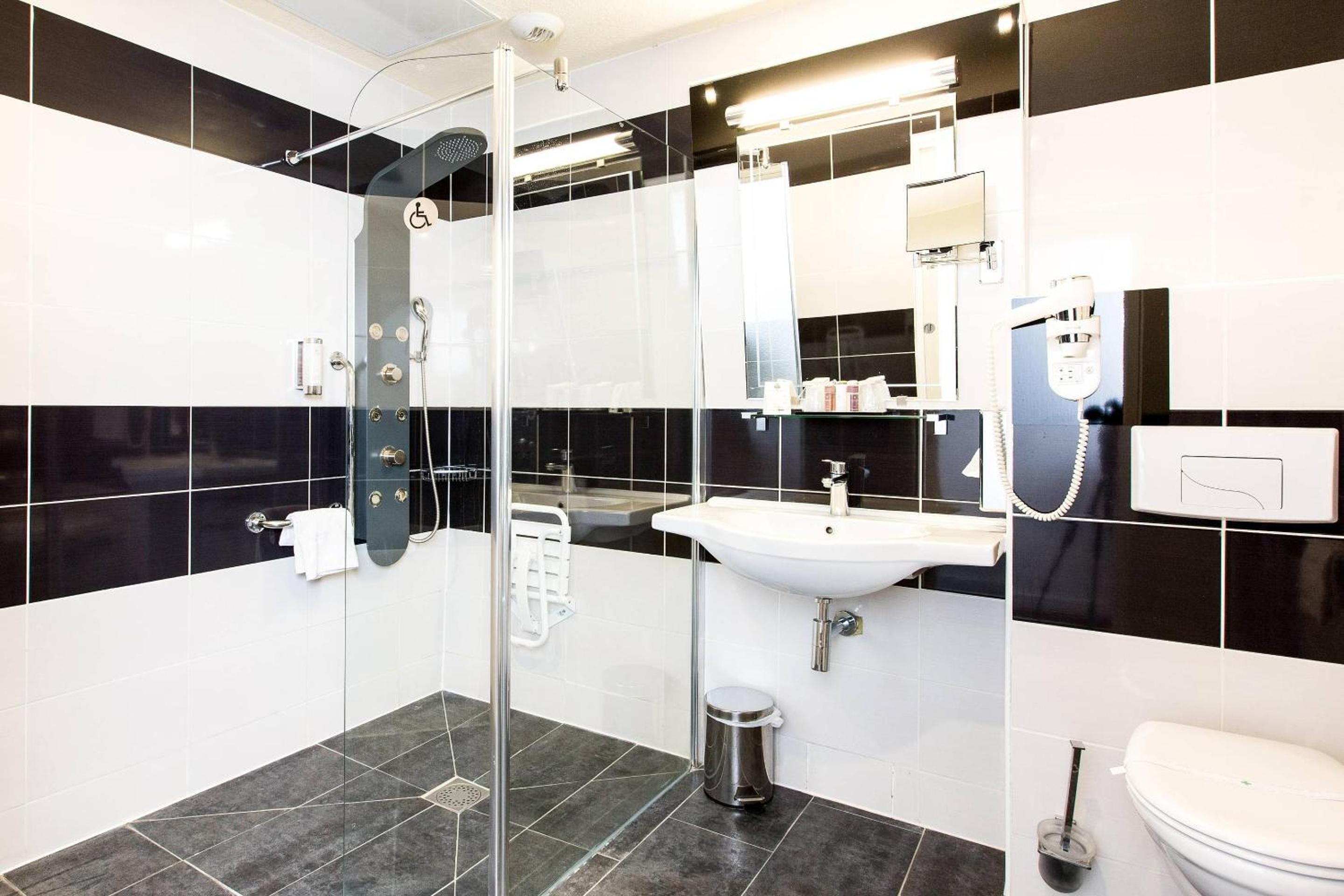 Twin Room - Disability Access/Non Smoking photo 1
