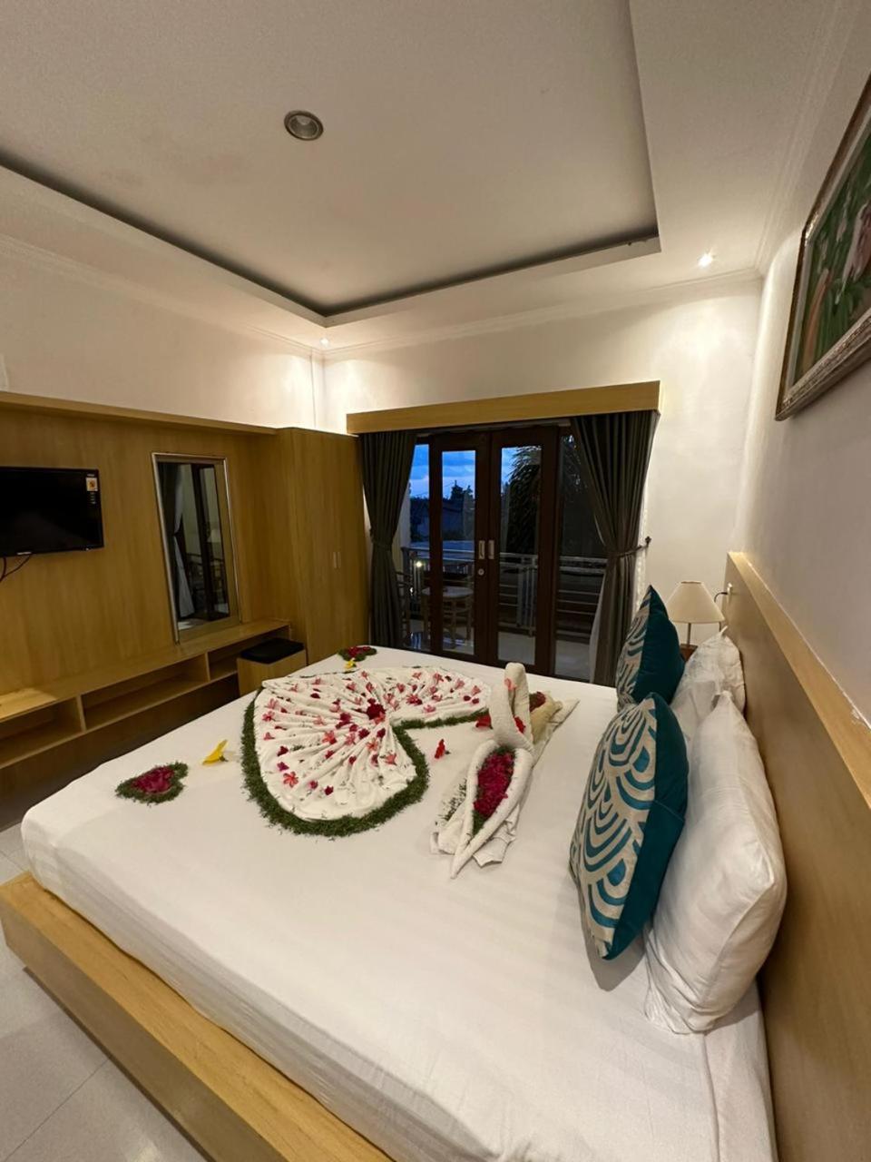 Double Room with Pool View - Photo 3
