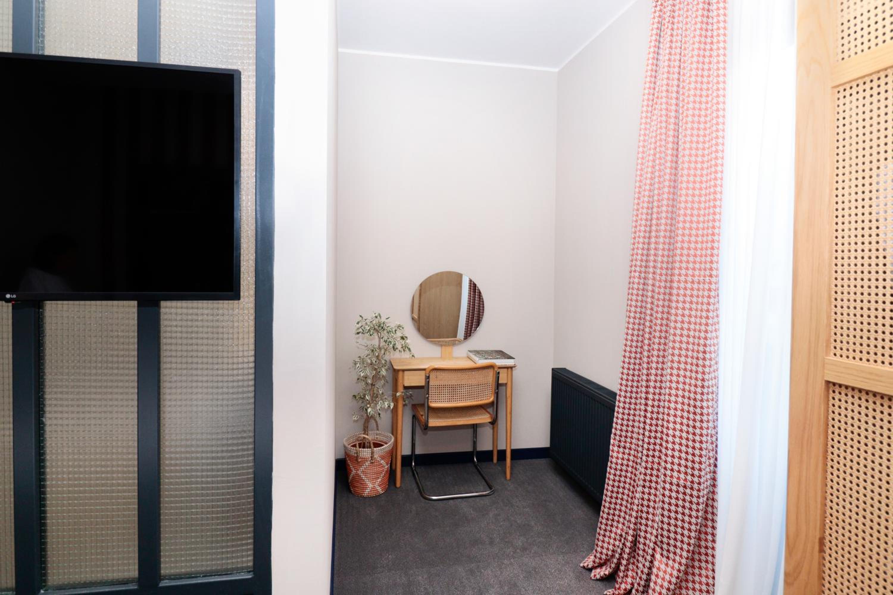 Double Room with Balcony - Photo 5