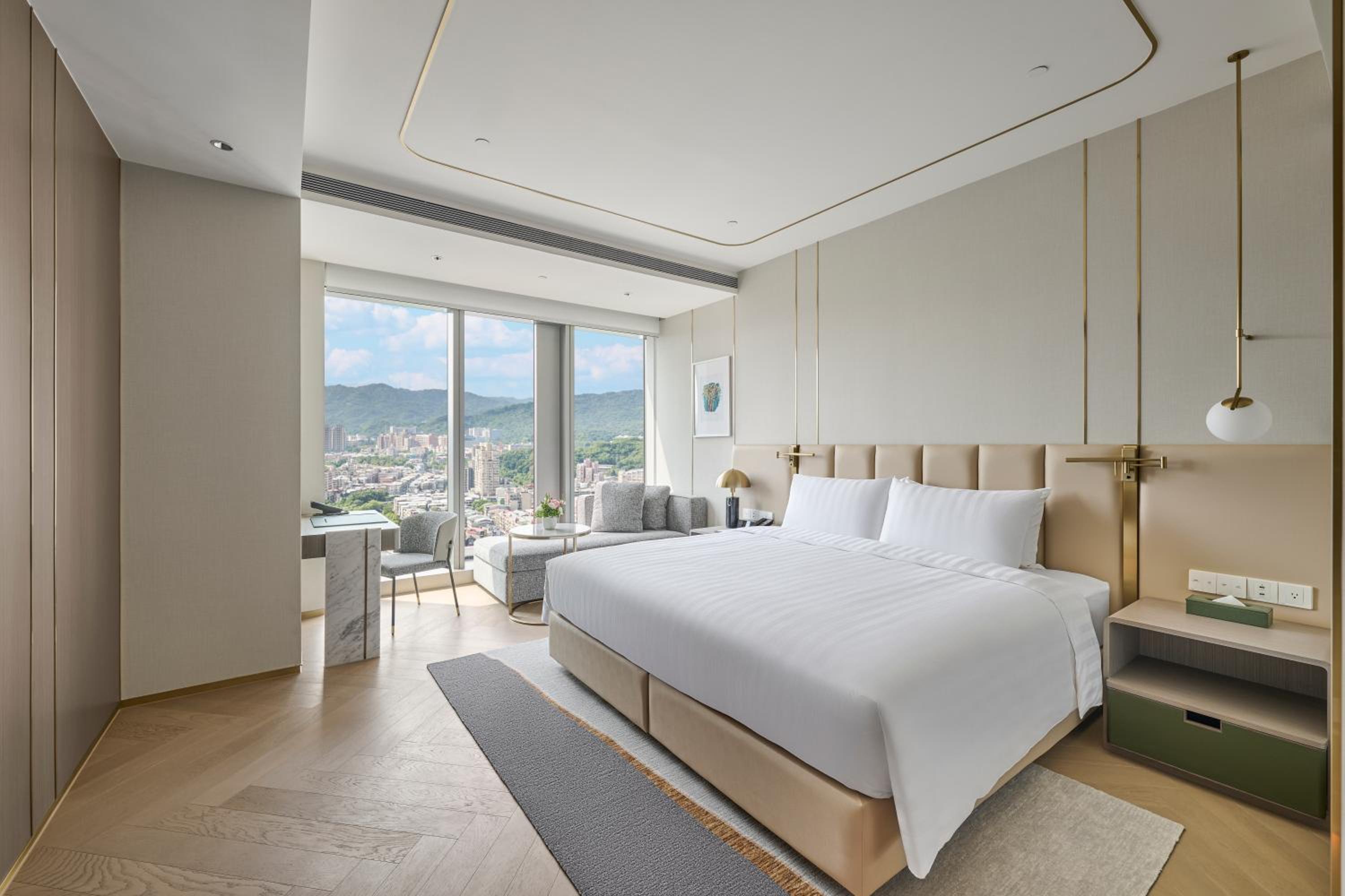 Executive Deluxe King Room with Lounge Access