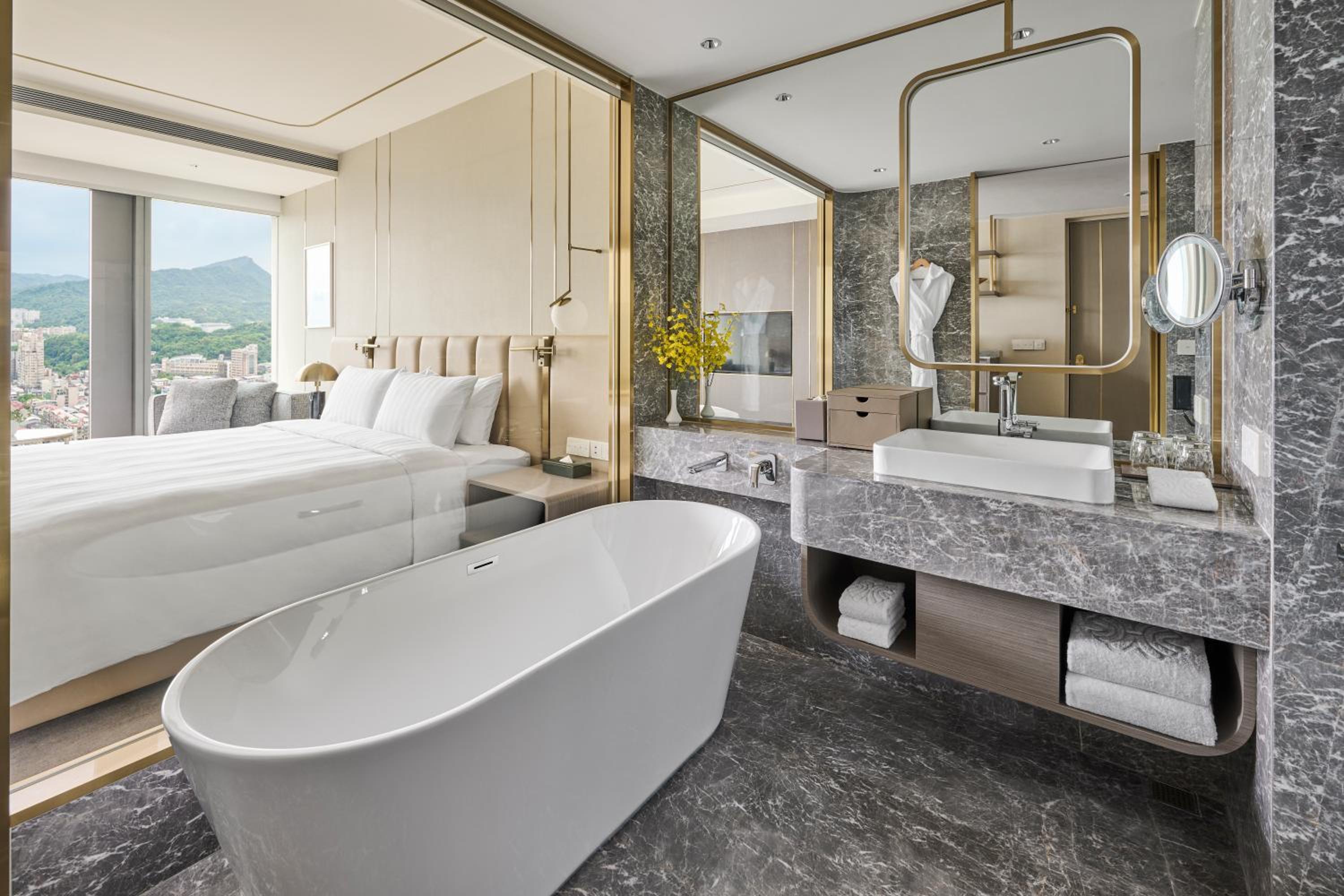 Executive Deluxe King Room with Lounge Access