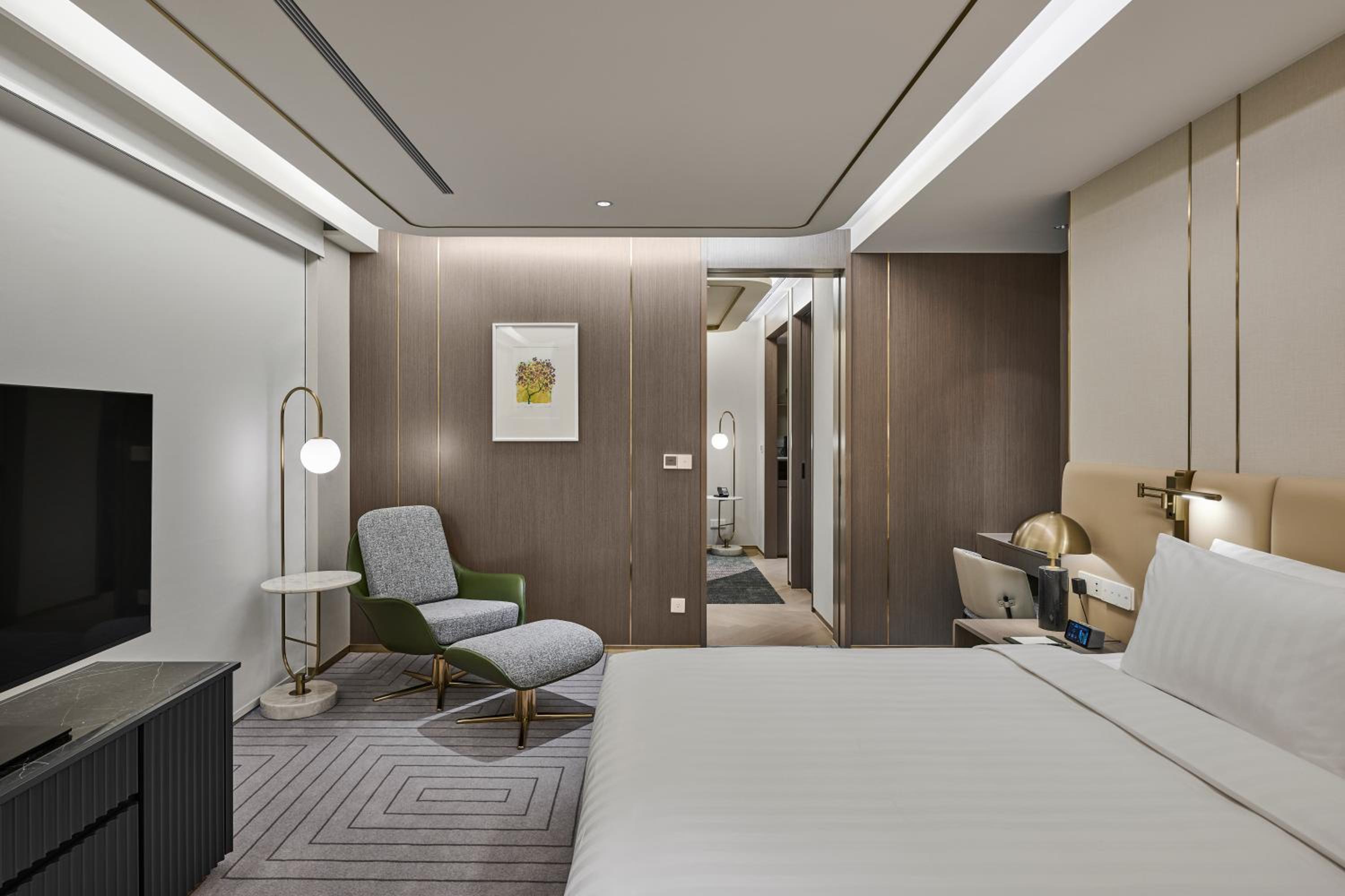 Deluxe Suite with Lounge Access