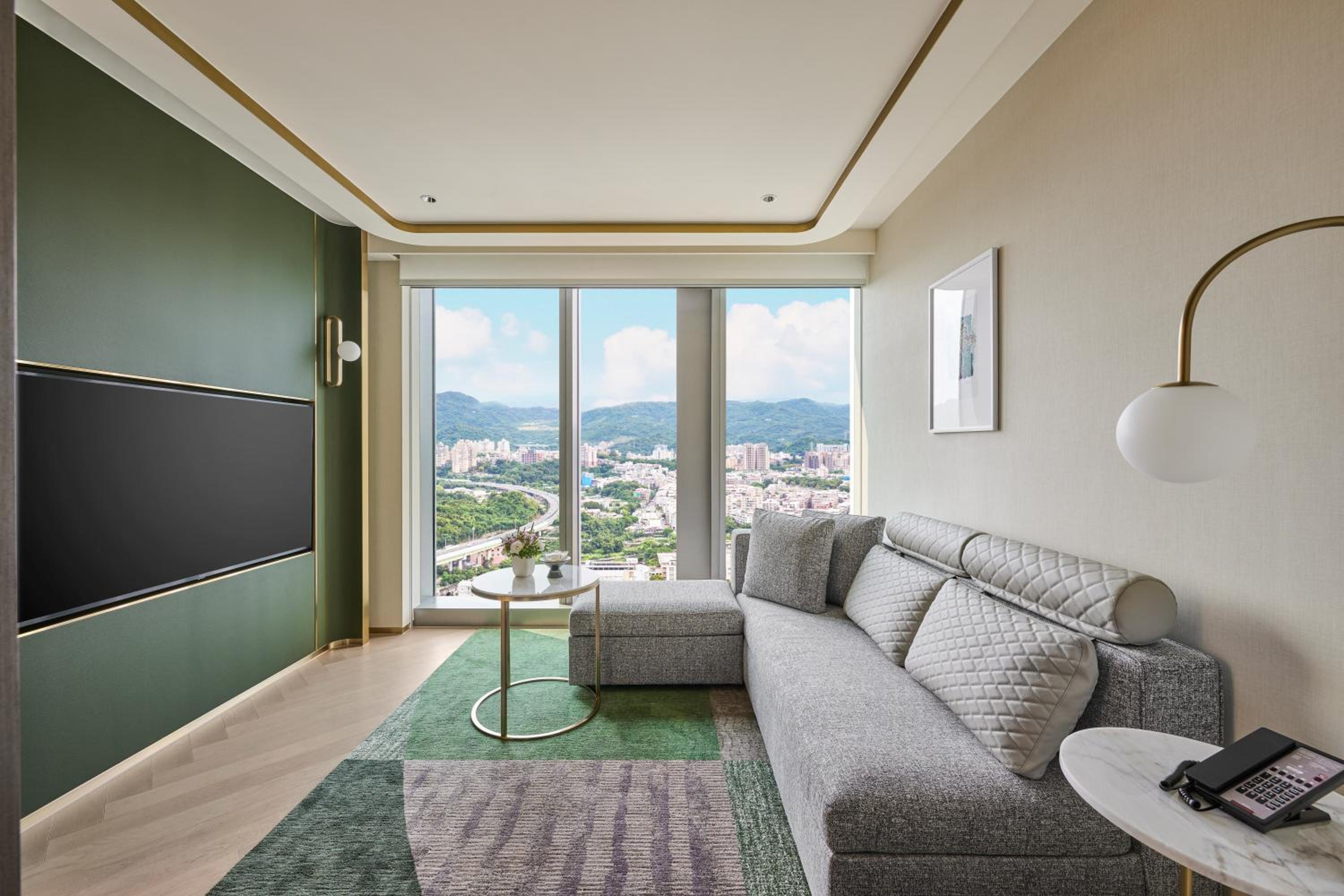 Deluxe Suite with Lounge Access