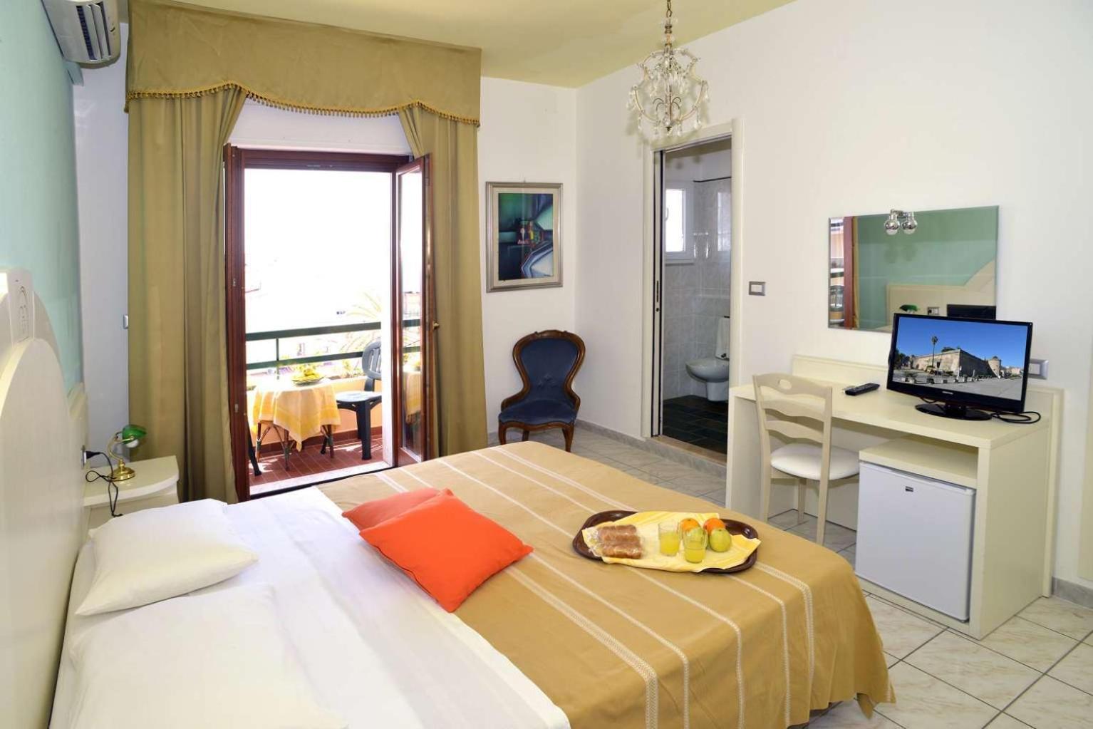 Double or Twin Room with Balcony - Photo 3