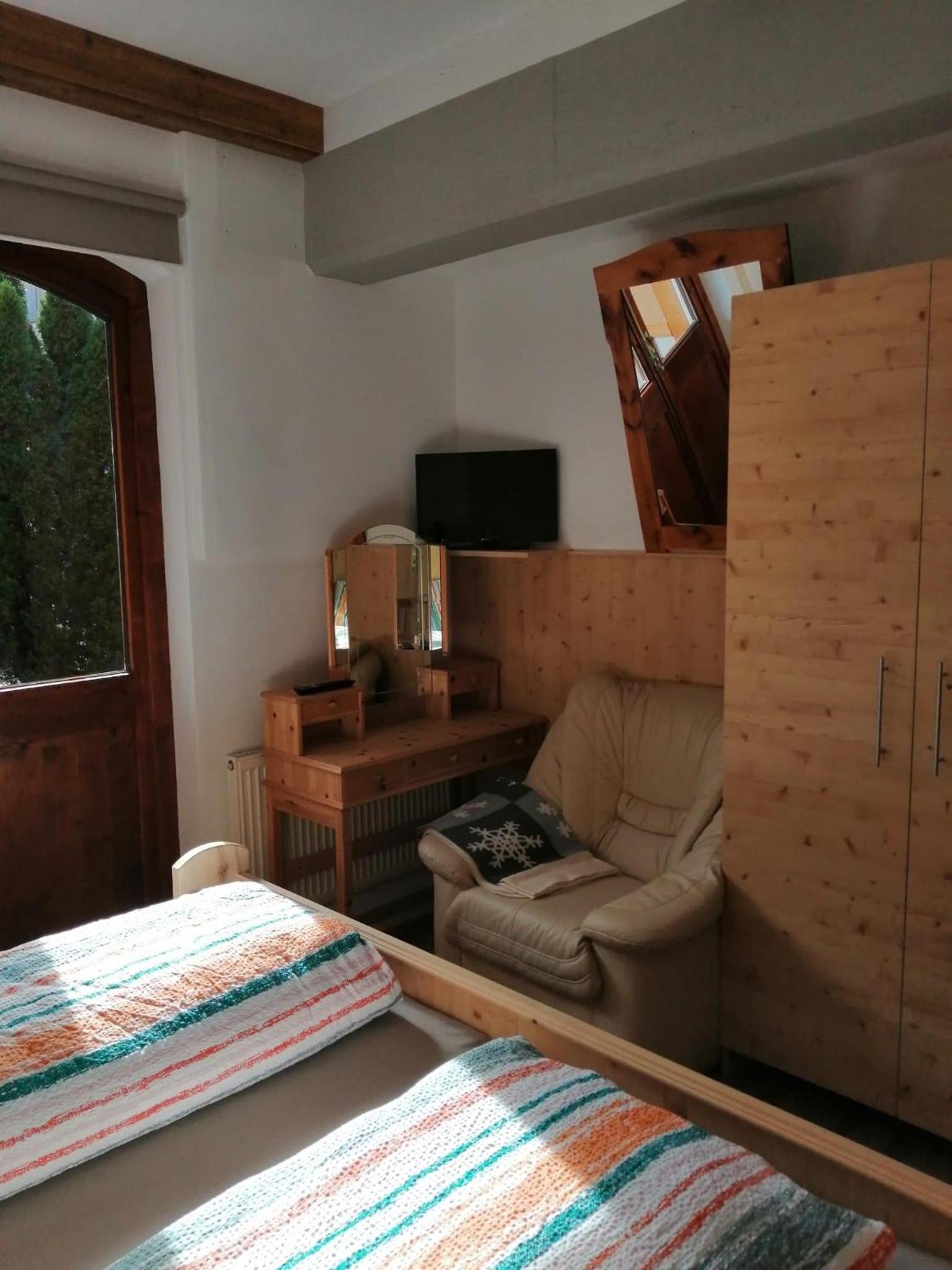Two-Bedroom Apartment with Shower  photo 2
