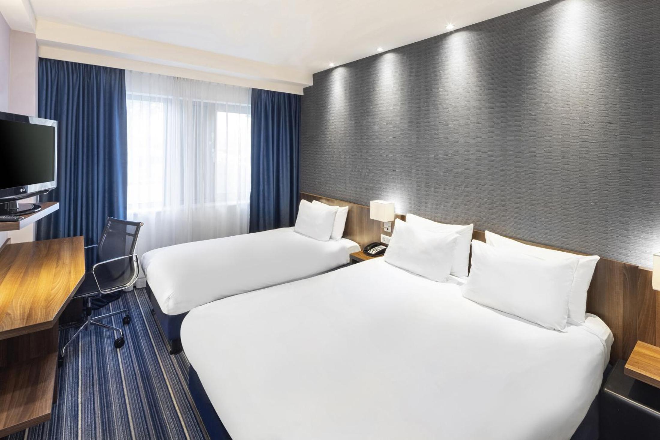 One-Bedroom Suite with Sofa Bed - Top Floor photo 2