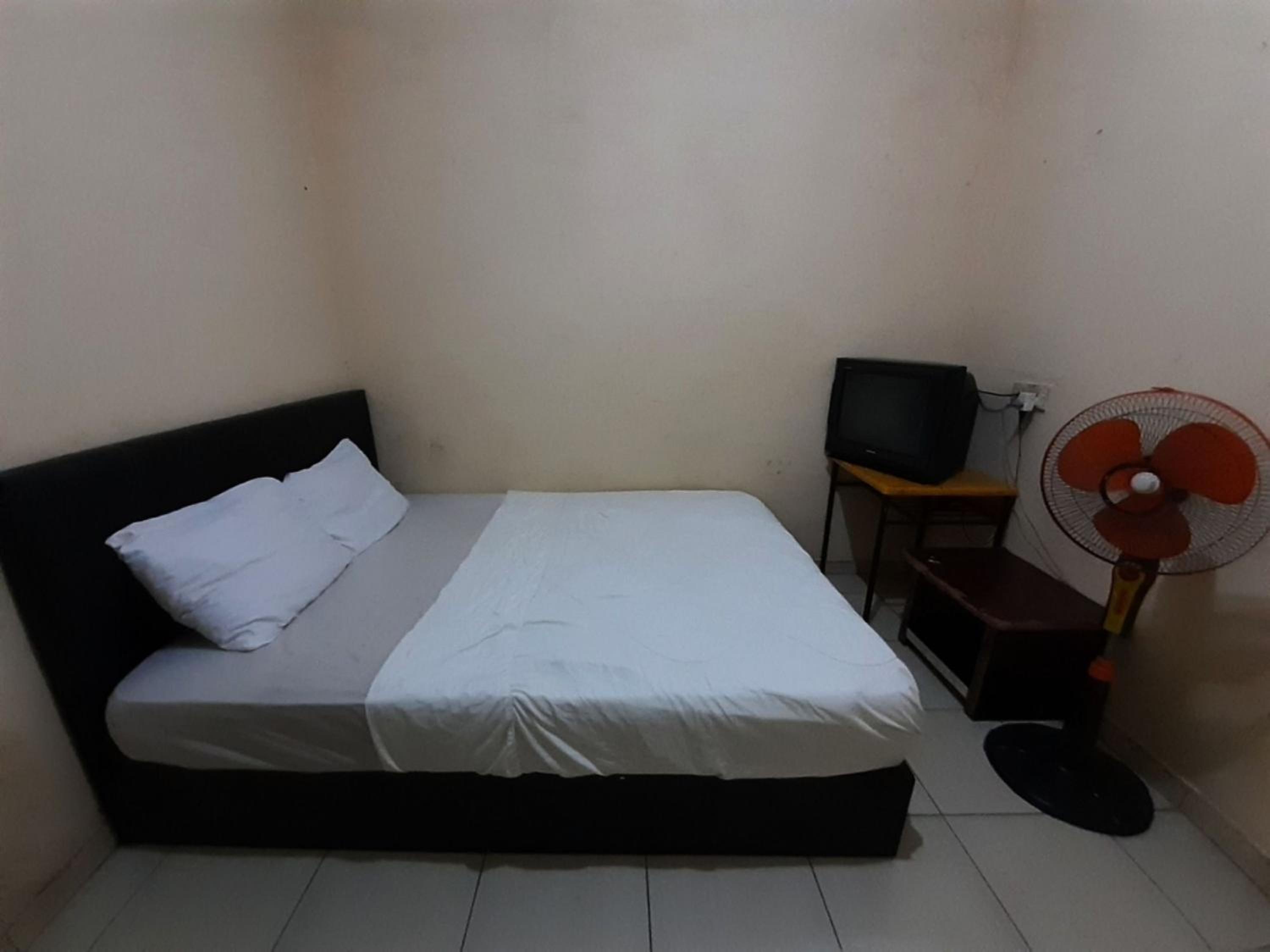 Budget Double Room - Photo 11