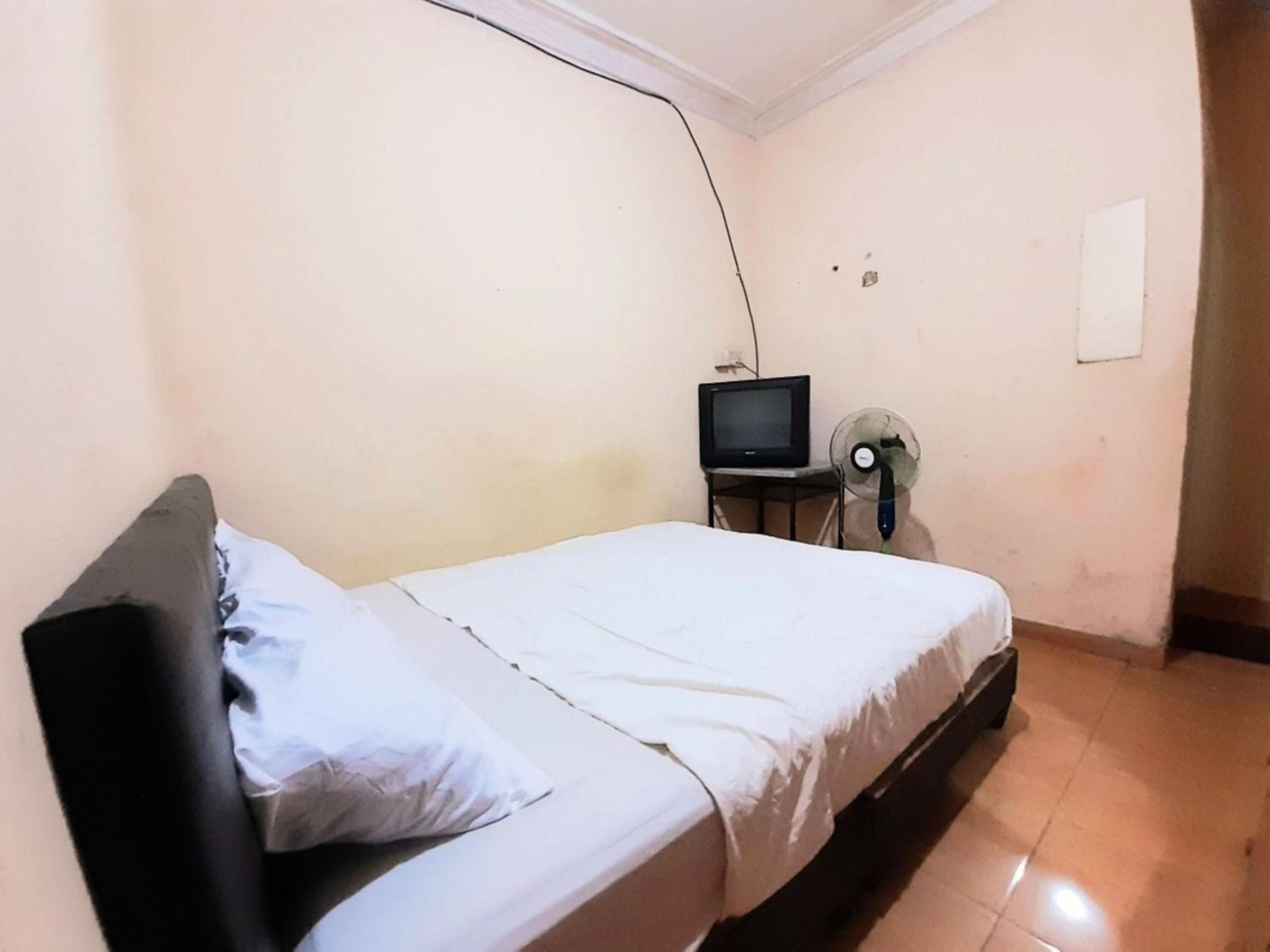 Budget Double Room - Photo 12