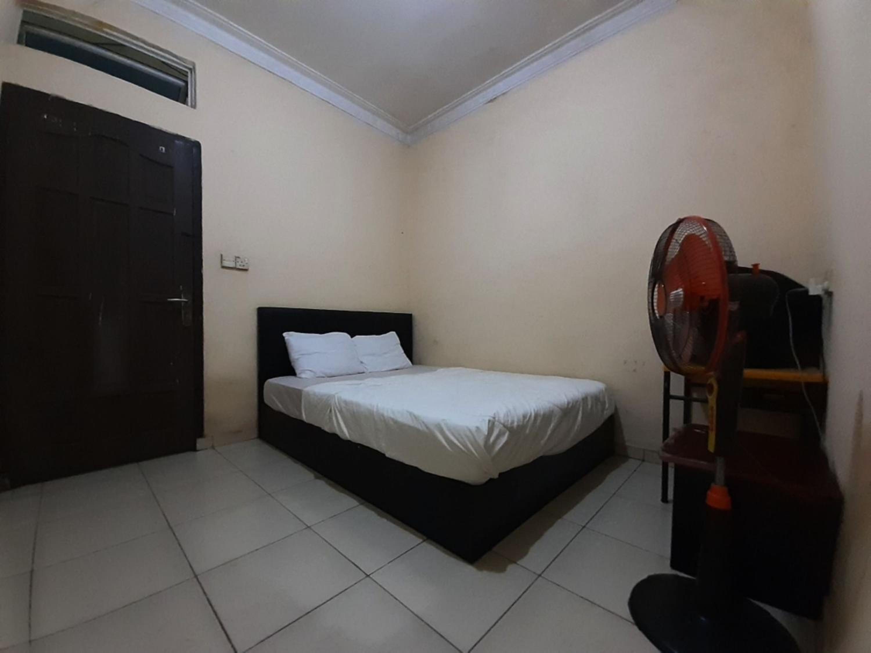 Budget Double Room - Photo 15